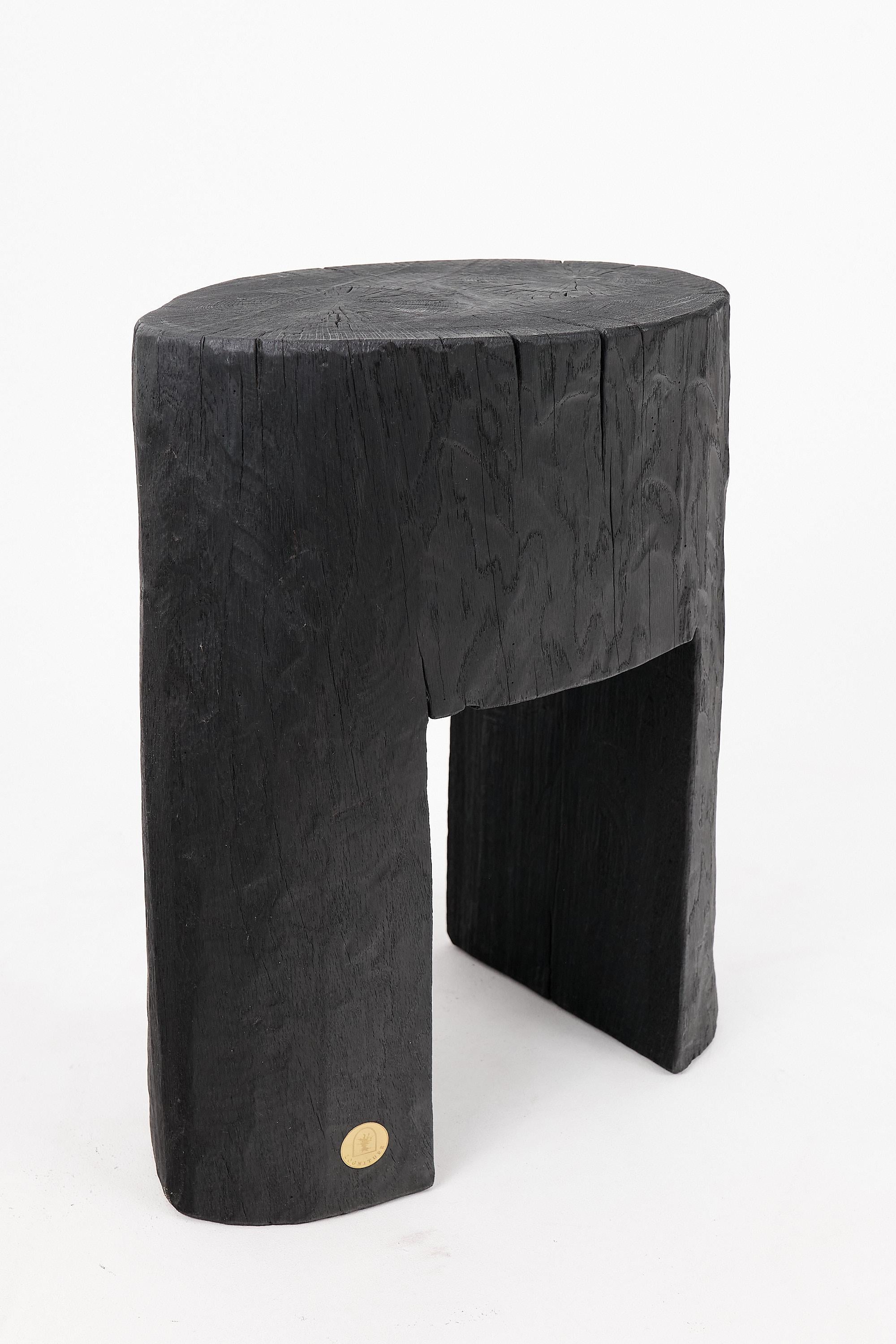 Mesa auxiliar escultórica rústica, madera negra quemada, tallada, única, muebles de madera en venta 10