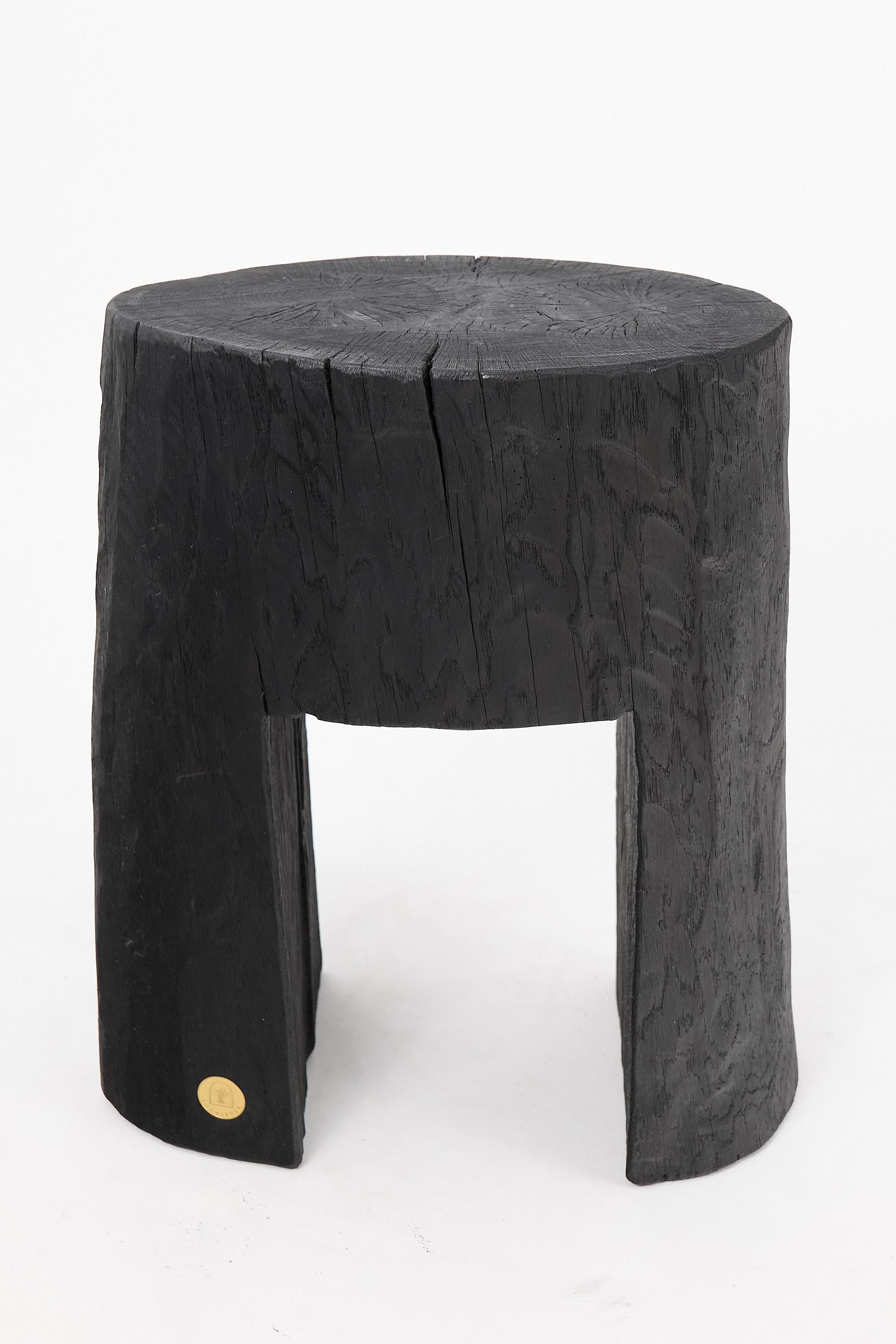 Mesa auxiliar tallada con motosierra. Tallados en una sola pieza de madera quemada y protegidos con aceites de la máxima calidad, lo que garantiza su durabilidad durante generaciones. Este diseño único hecho a mano realzará su interior y aportará