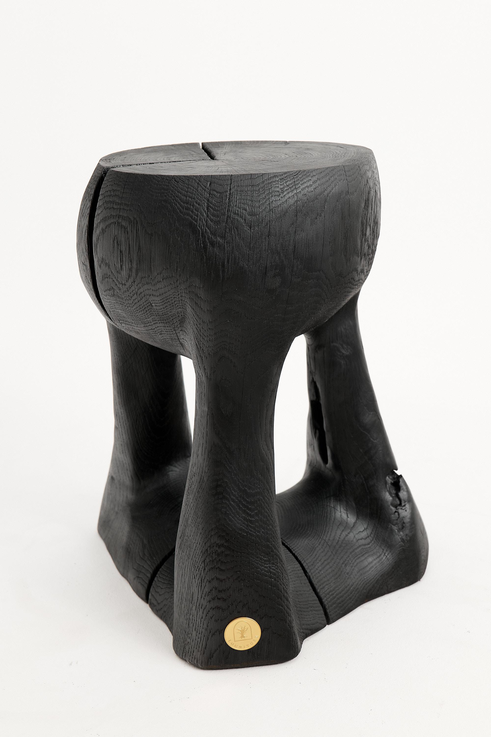 Mesa auxiliar escultórica rústica, Madera negra quemada, tallada, Única, Mueble de troncos Brutalista en venta