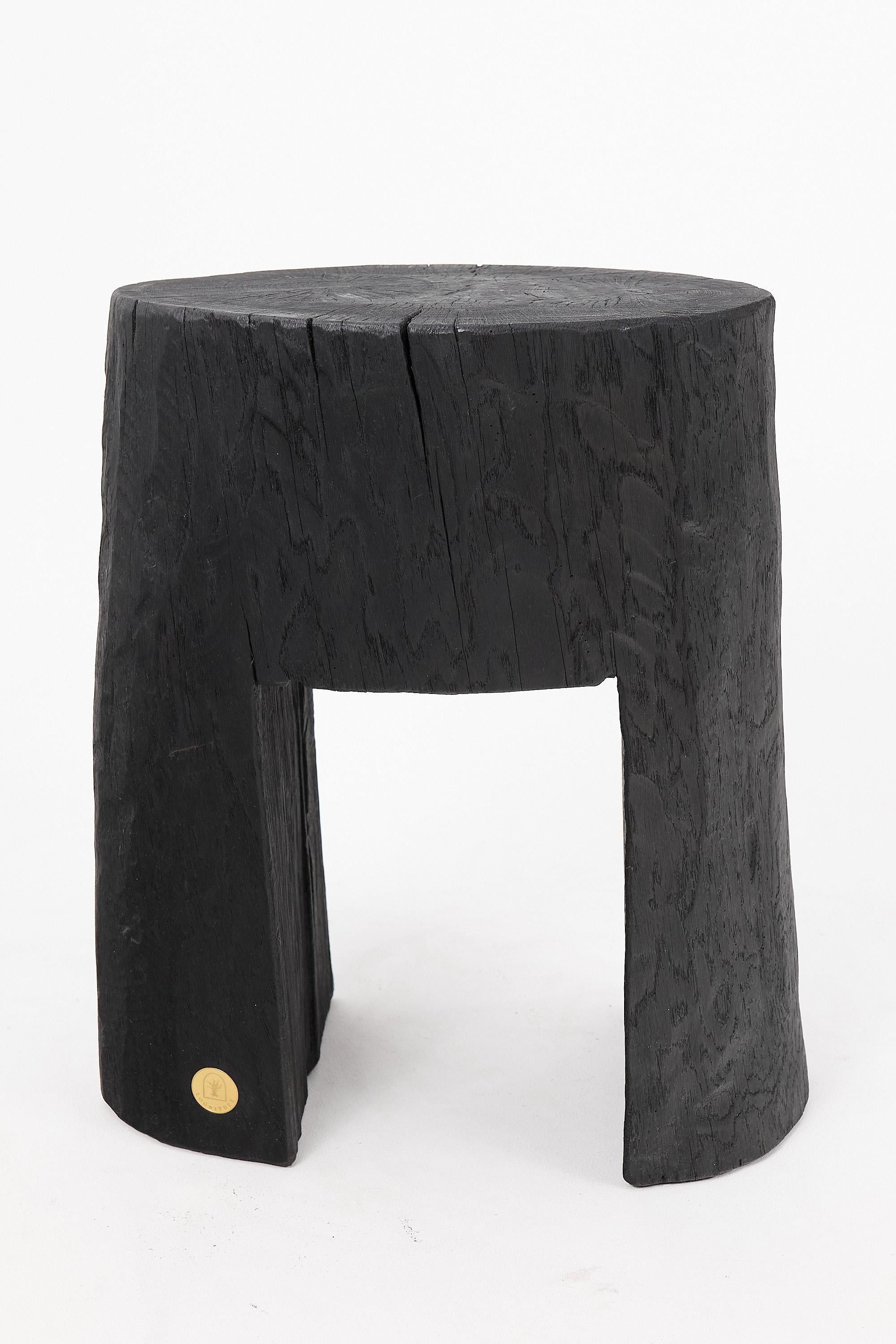 Mesa auxiliar escultórica rústica, madera negra quemada, tallada, única, muebles de madera Brutalista en venta