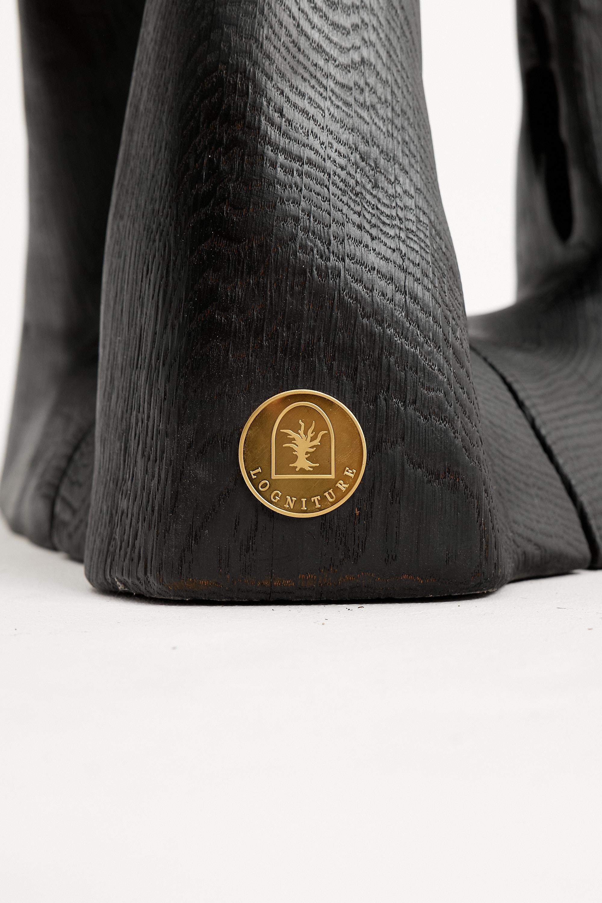 Mesa auxiliar escultórica rústica, Madera negra quemada, tallada, Única, Mueble de troncos Croata en venta