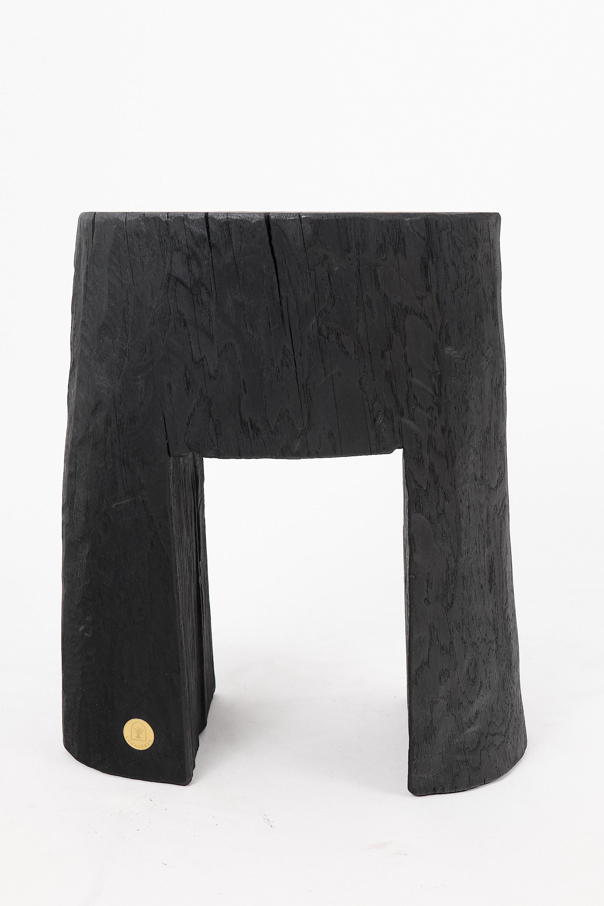 Mesa auxiliar escultórica rústica, madera negra quemada, tallada, única, muebles de madera Croata en venta