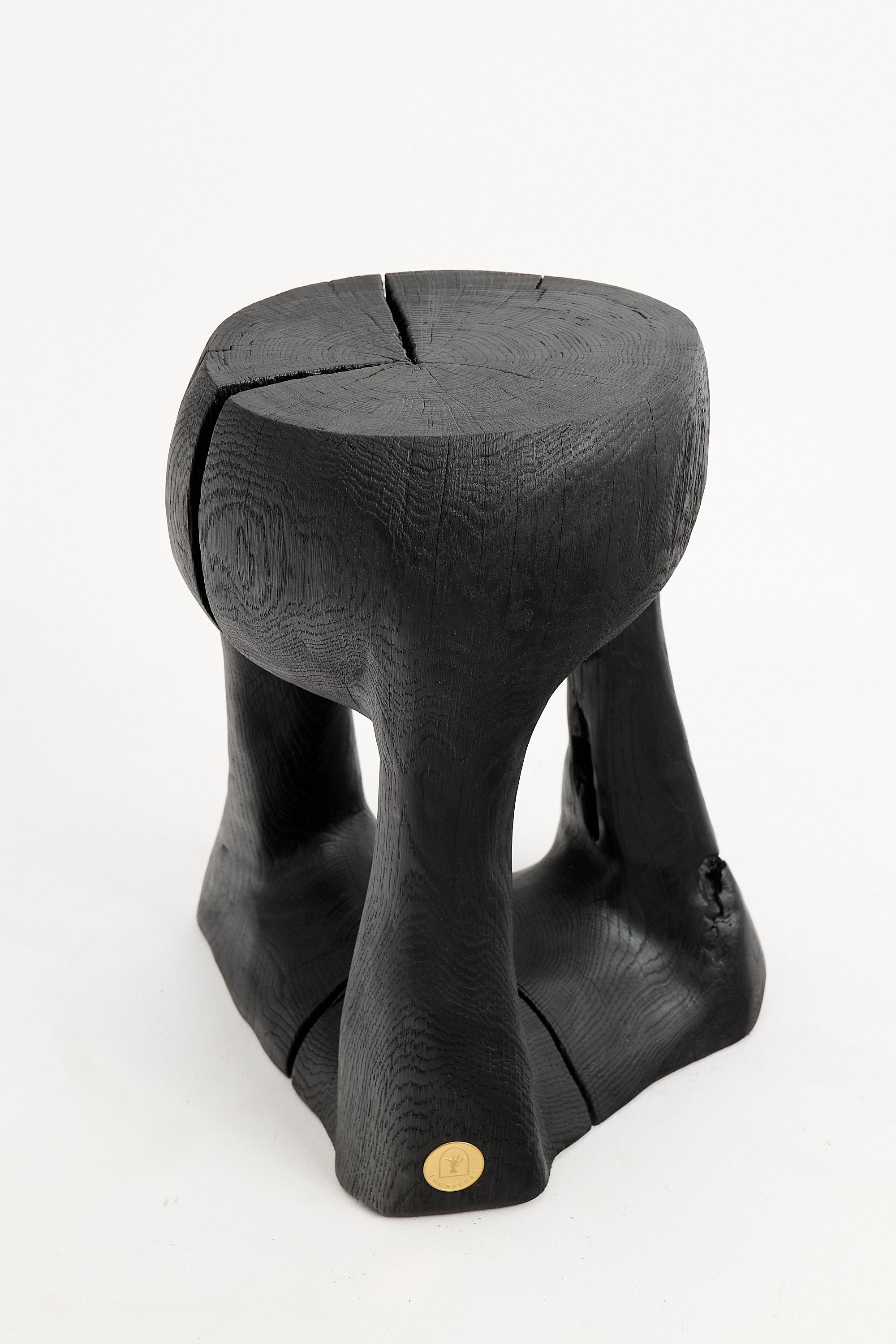 Mesa auxiliar escultórica rústica, Madera negra quemada, tallada, Única, Mueble de troncos Tallado en venta
