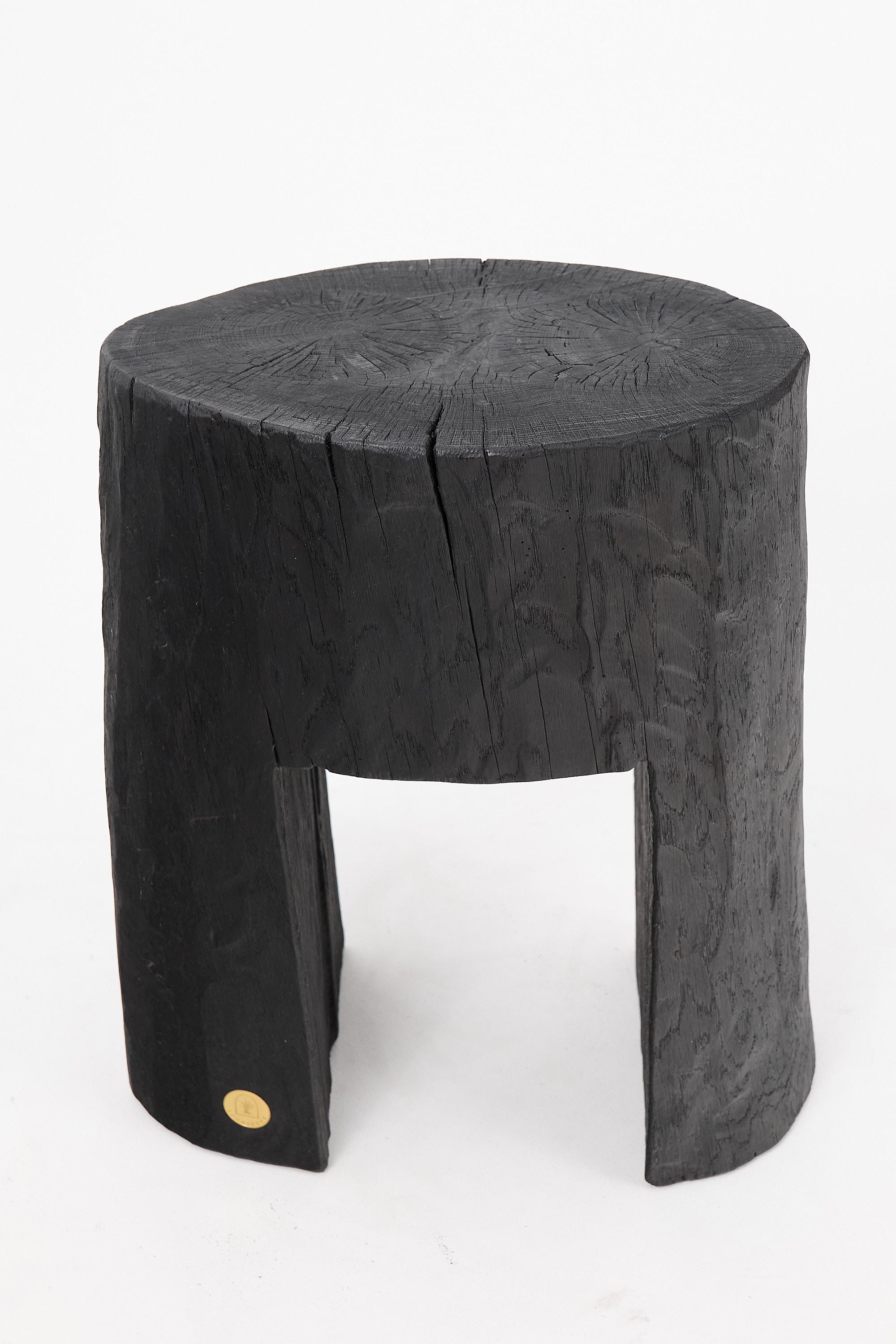 Mesa auxiliar escultórica rústica, madera negra quemada, tallada, única, muebles de madera Tallado en venta