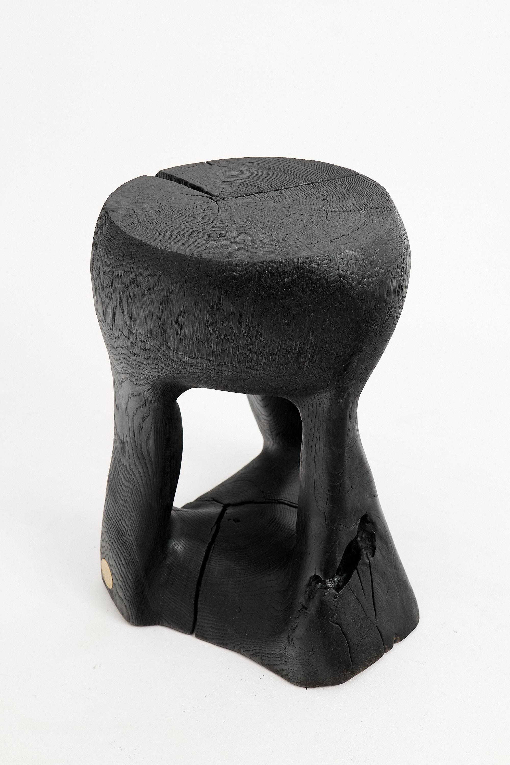 Mesa auxiliar escultórica rústica, Madera negra quemada, tallada, Única, Mueble de troncos Siglo XXI y contemporáneo en venta