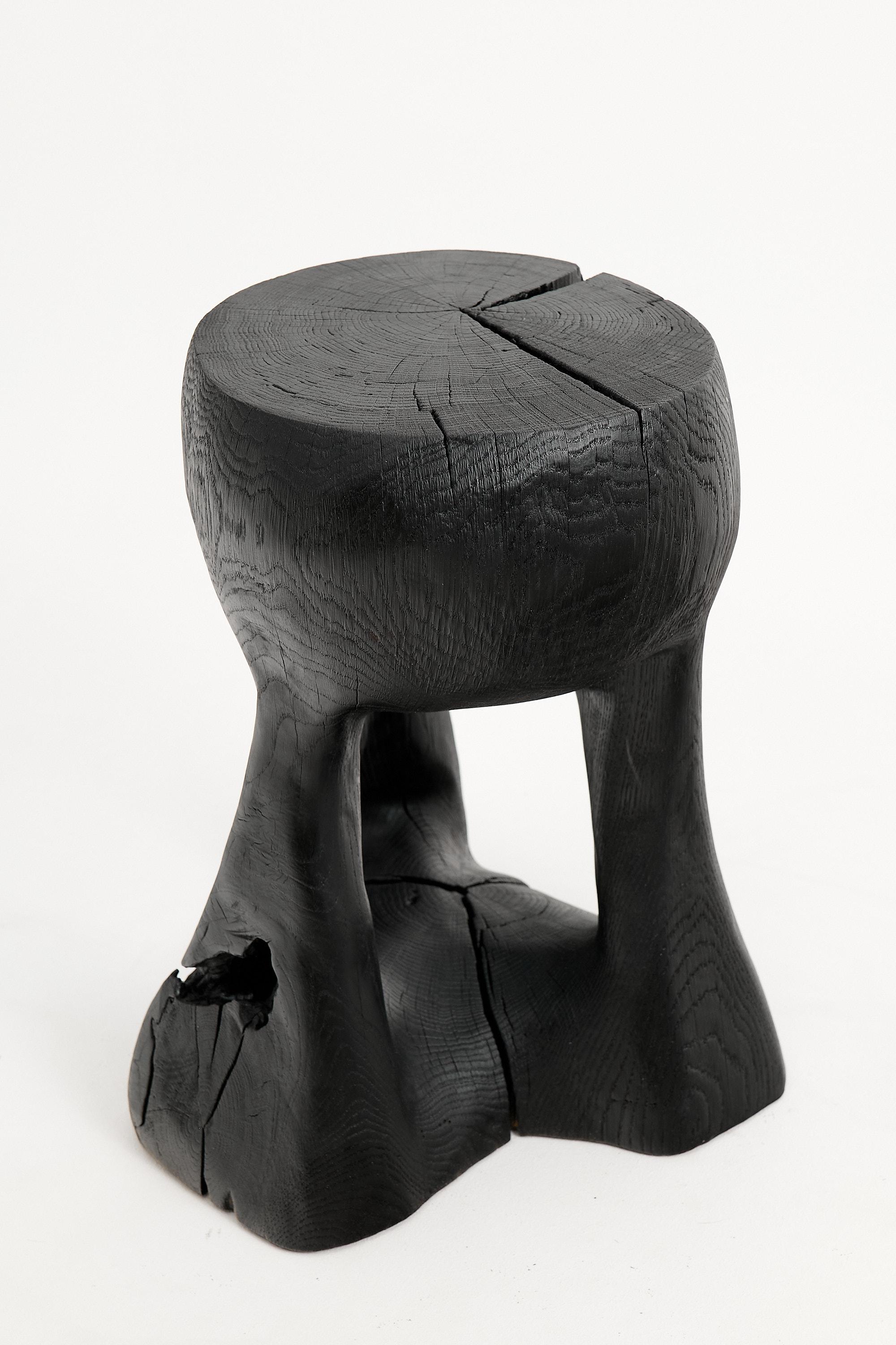 Mesa auxiliar escultórica rústica, Madera negra quemada, tallada, Única, Mueble de troncos en venta 1