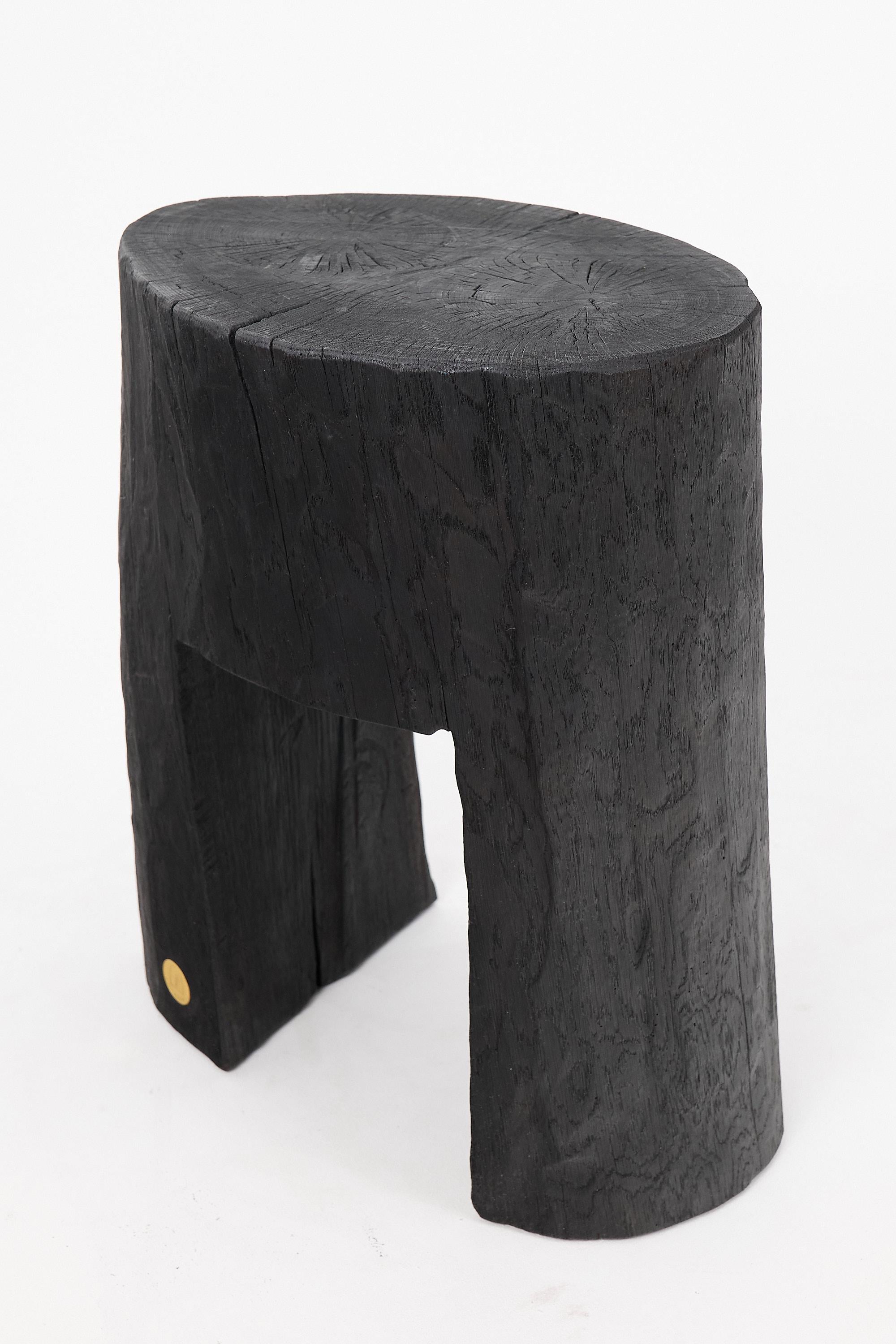 Mesa auxiliar escultórica rústica, madera negra quemada, tallada, única, muebles de madera Madera en venta
