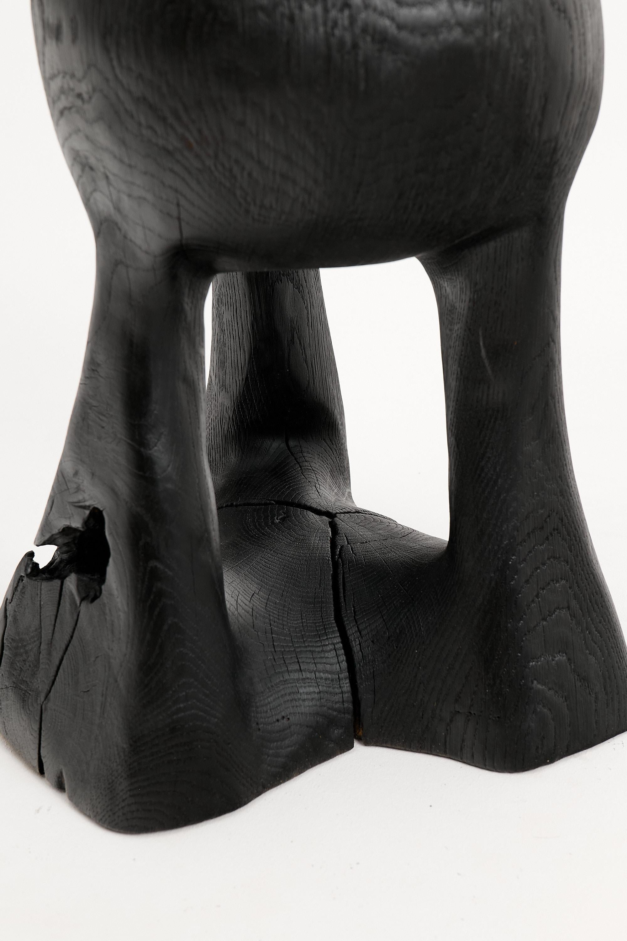 Mesa auxiliar escultórica rústica, Madera negra quemada, tallada, Única, Mueble de troncos en venta 2