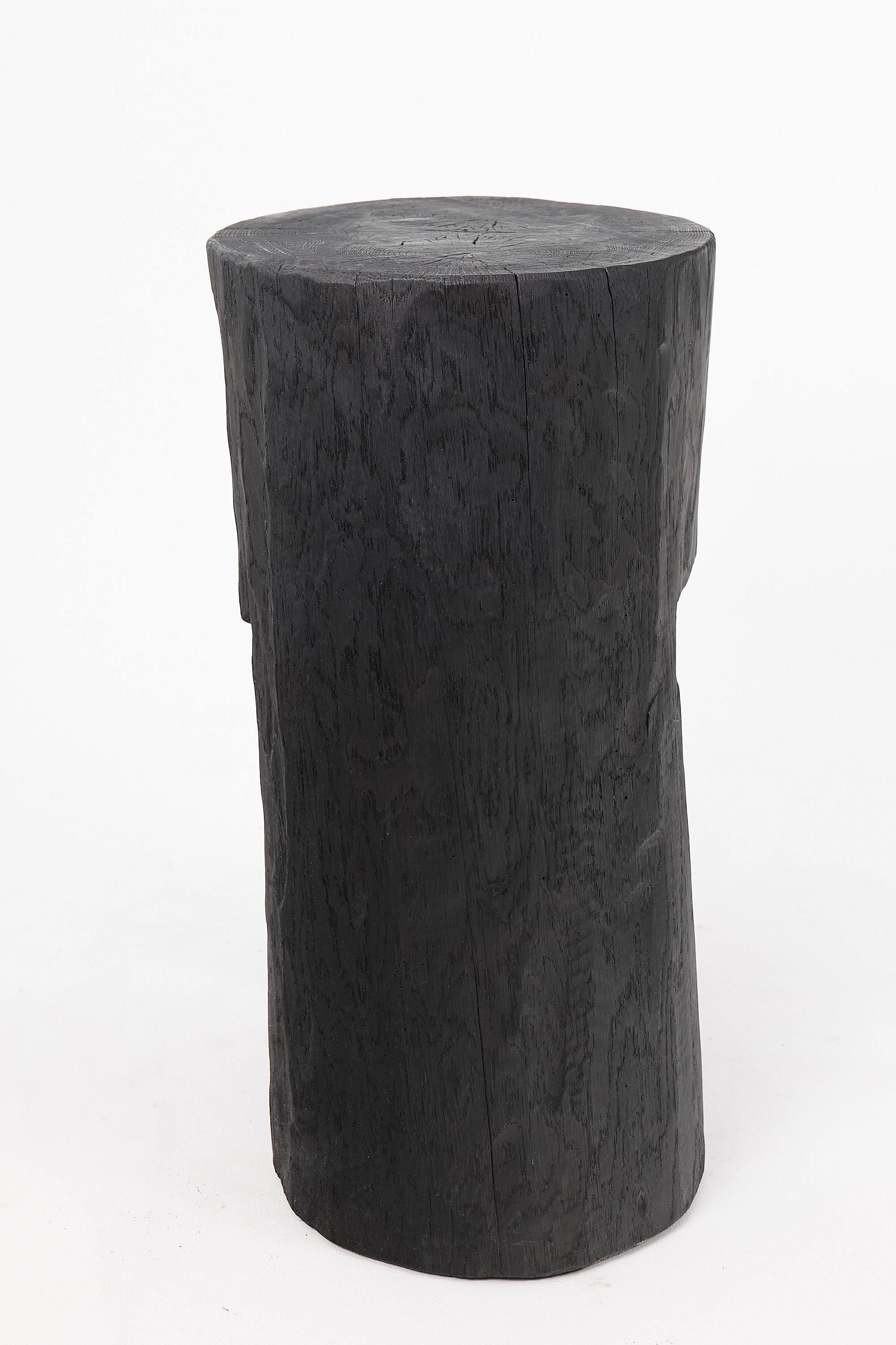 Mesa auxiliar escultórica rústica, madera negra quemada, tallada, única, muebles de madera en venta 1