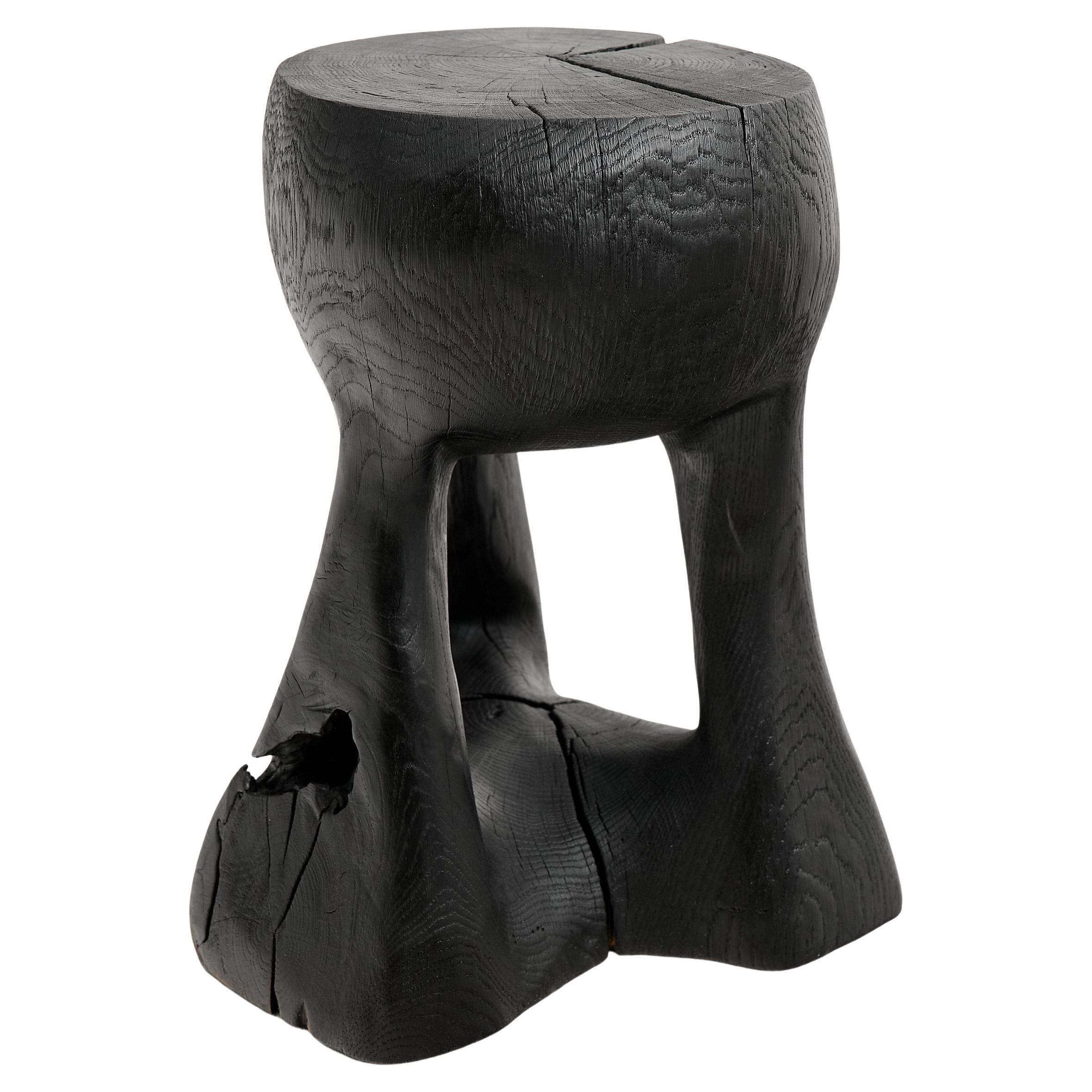 Mesa auxiliar escultórica rústica, Madera negra quemada, tallada, Única, Mueble de troncos en venta