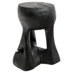 Mesa auxiliar escultórica rústica, Madera negra quemada, tallada, Única, Mueble de troncos