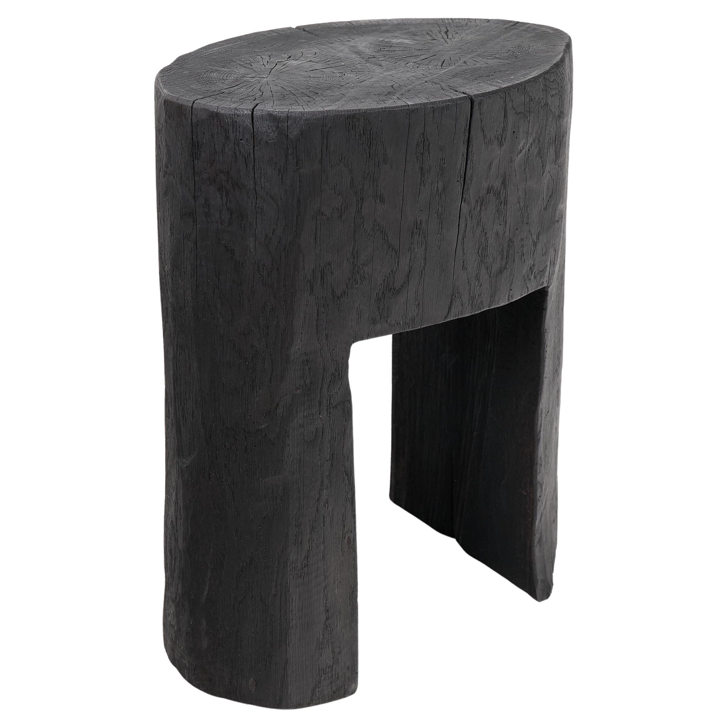 Rustikaler skulpturaler Beistelltisch, gebranntes schwarzes Holz, geschnitzt, einzigartig, Logniture