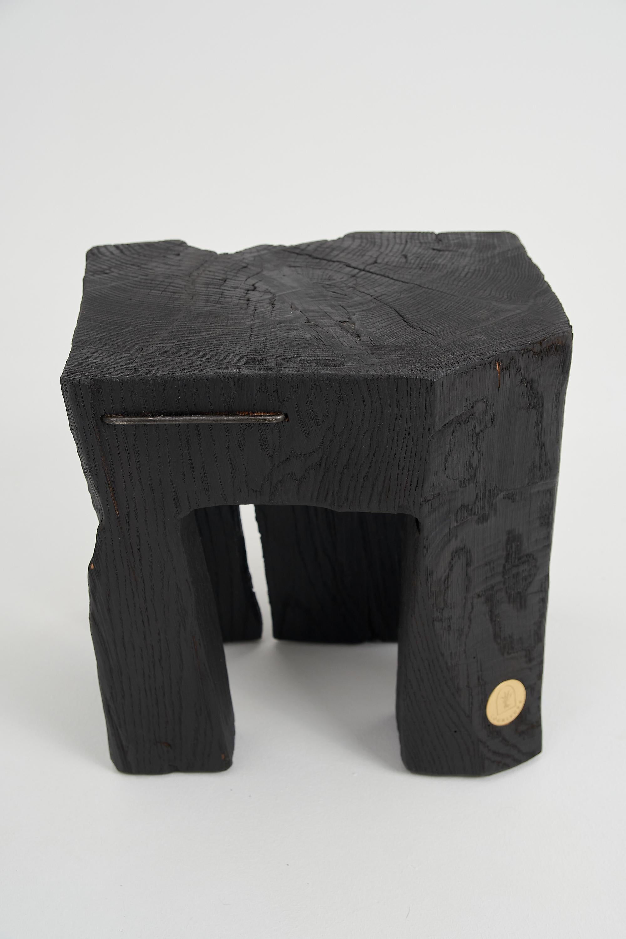 Mesa Auxiliar Escultórica Rústica, Taburete, Madera de Roble Negro Quemado, Única, Muebles de Madera en venta 3
