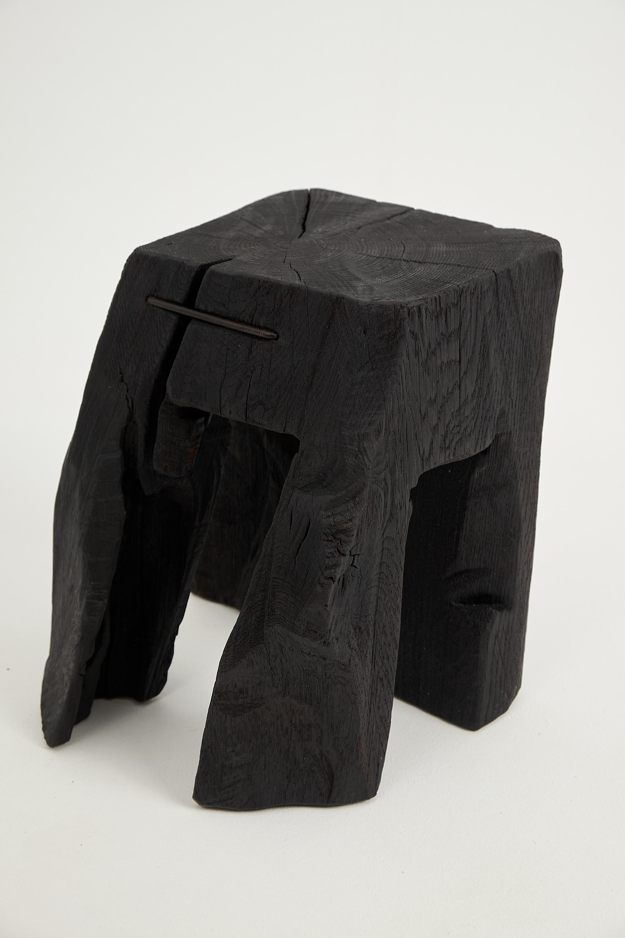 Mesa Auxiliar Escultórica Rústica, Taburete, Madera de Roble Negro Quemado, Única, Muebles de Madera en venta 3