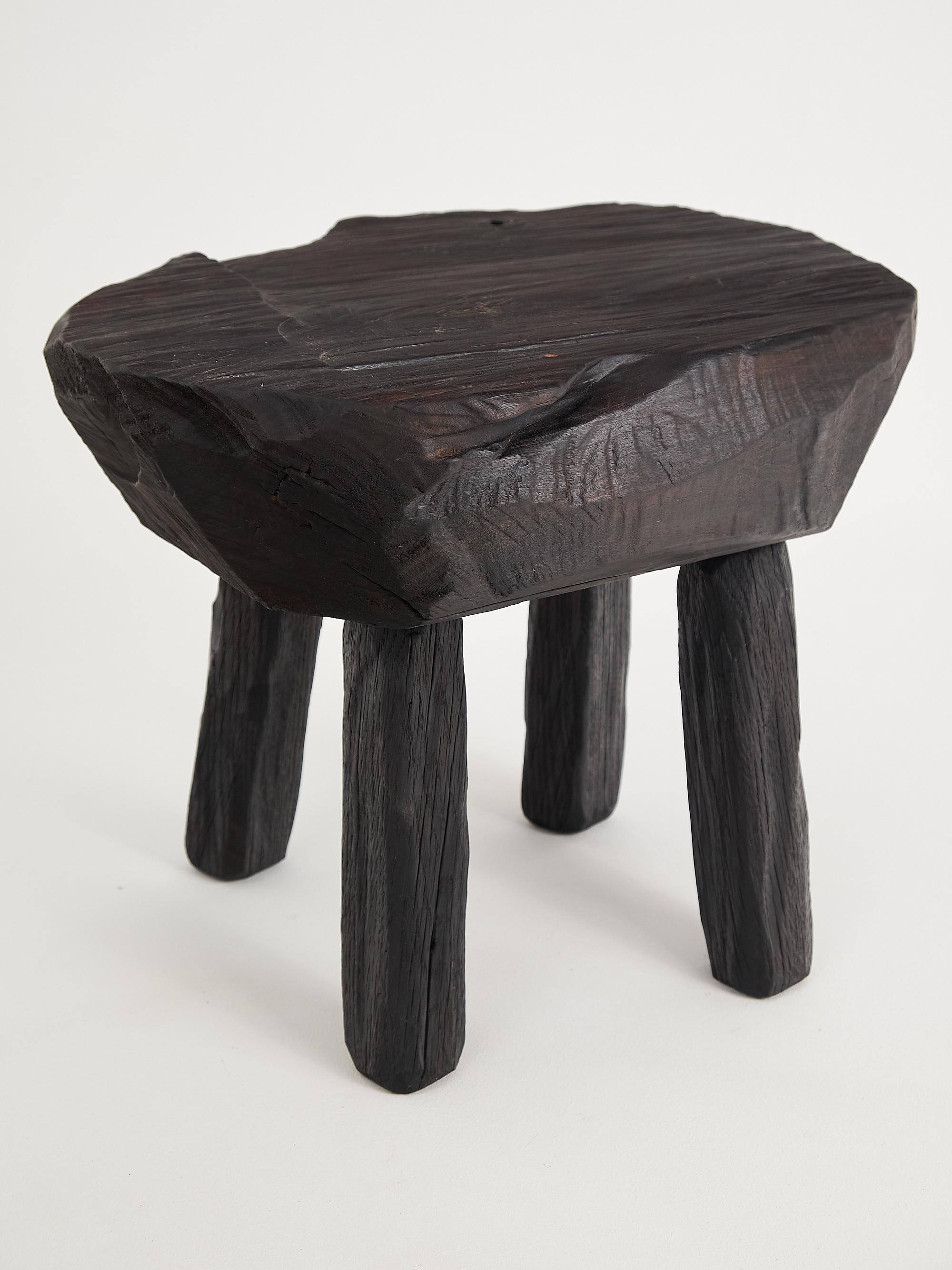 Table d'appoint rustique sculpturale, tabouret, bois noir brûlé, unique, Logniture en vente 2