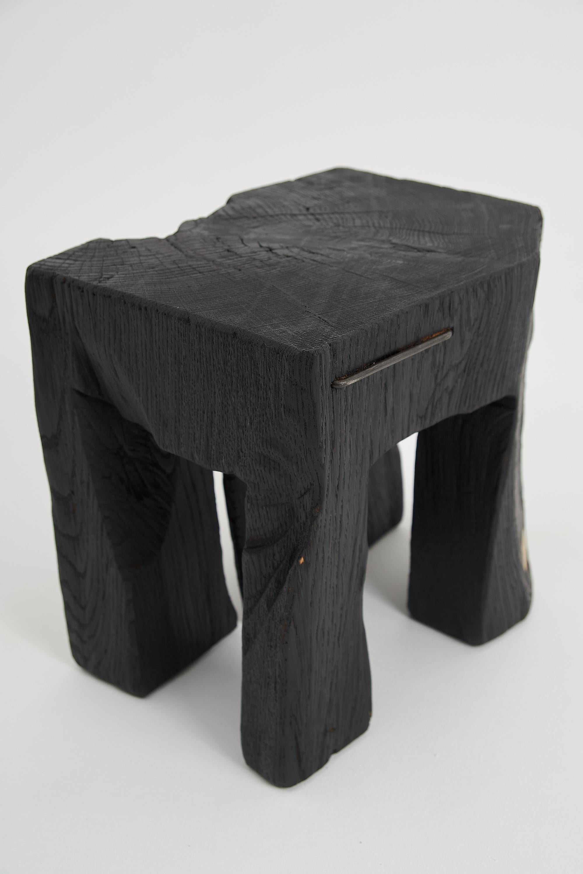 Mesa Auxiliar Escultórica Rústica, Taburete, Madera de Roble Negro Quemado, Única, Muebles de Madera en venta 4
