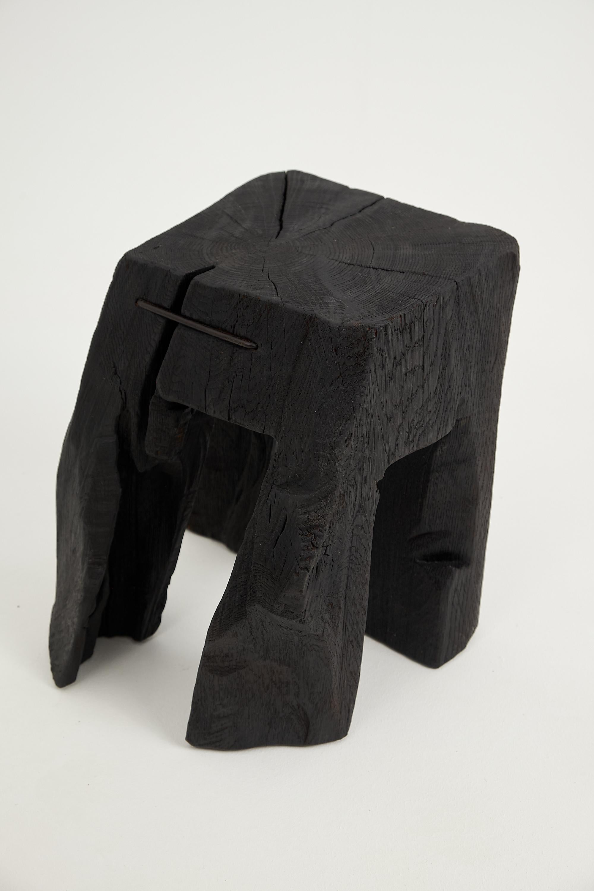 Mesa Auxiliar Escultórica Rústica, Taburete, Madera de Roble Negro Quemado, Única, Muebles de Madera en venta 4