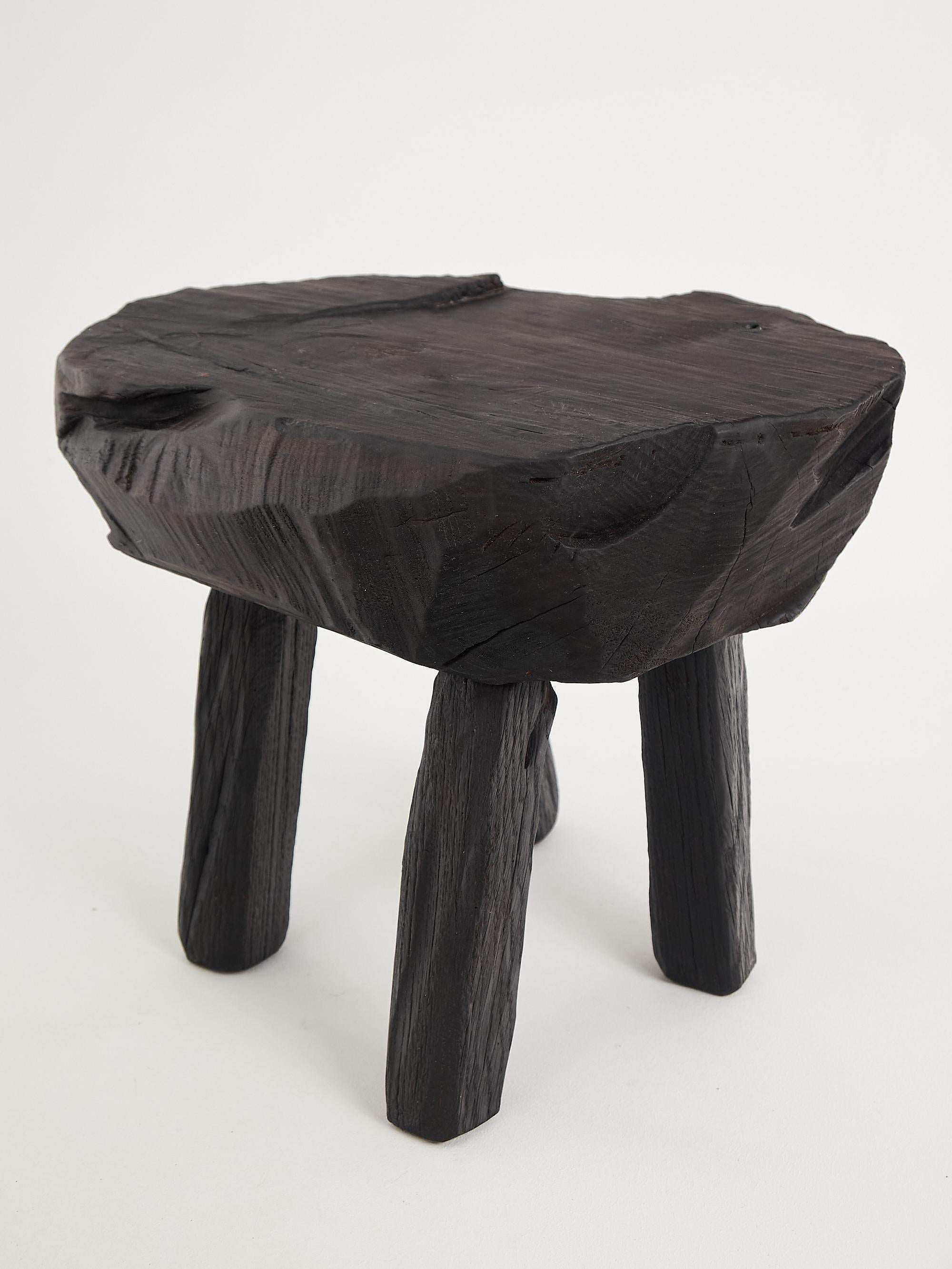 Table d'appoint rustique sculpturale, tabouret, bois noir brûlé, unique, Logniture en vente 3
