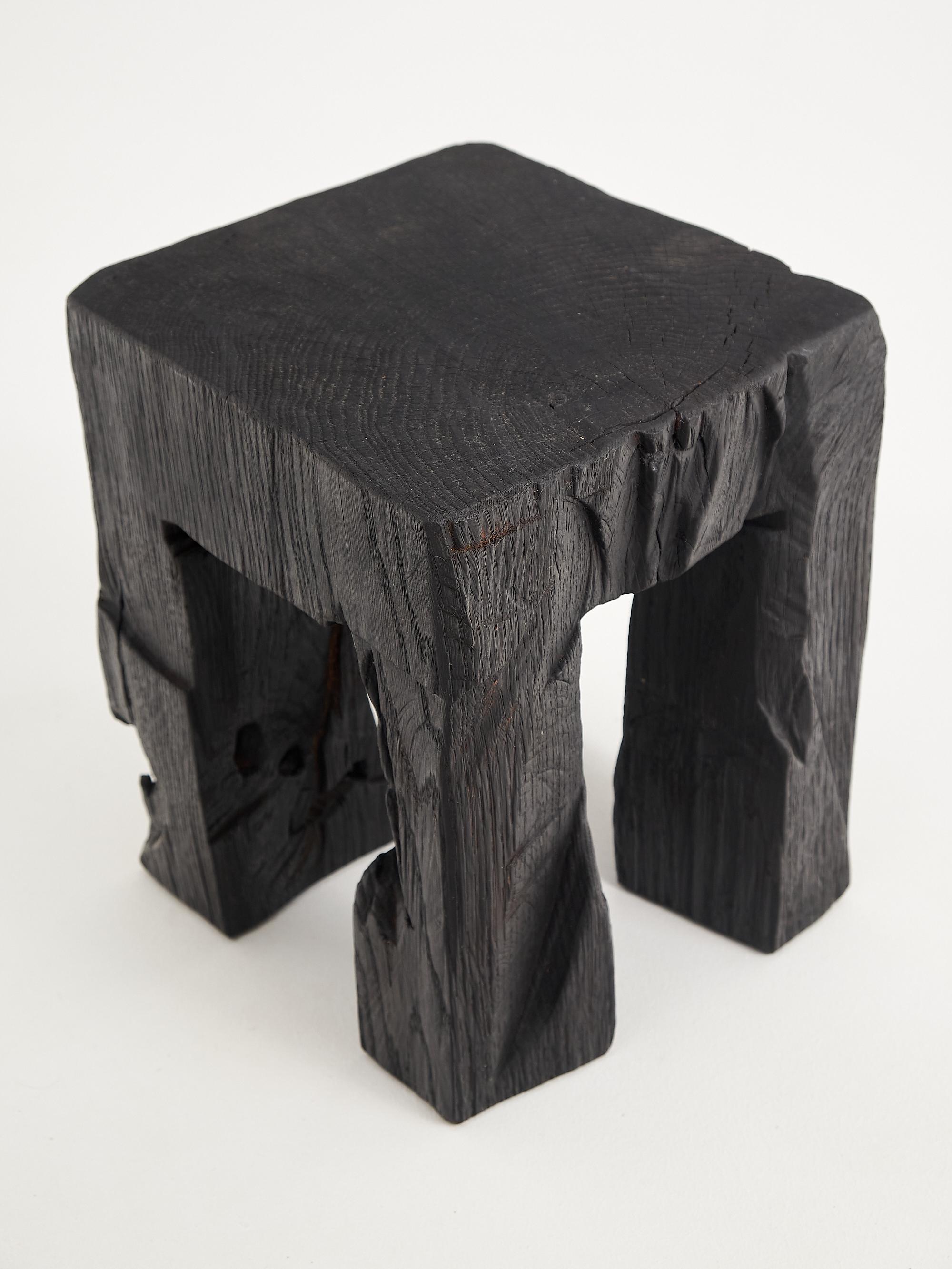 Mesa Auxiliar Escultórica Rústica, Taburete, Madera de Roble Negro Quemado, Única, Muebles de Madera en venta 4