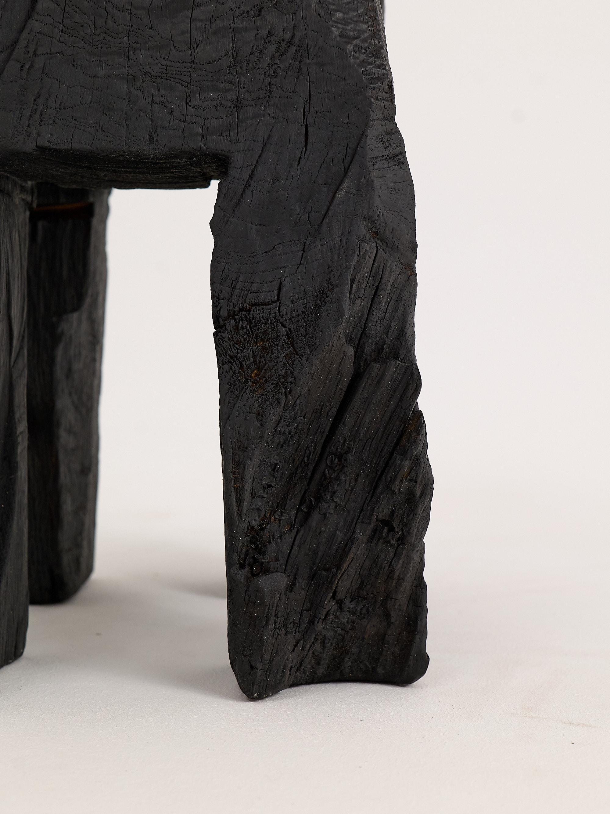 Table d'appoint rustique sculpturale, tabouret, bois de Oak Oak noir brûlé, unique, Logniture en vente 3