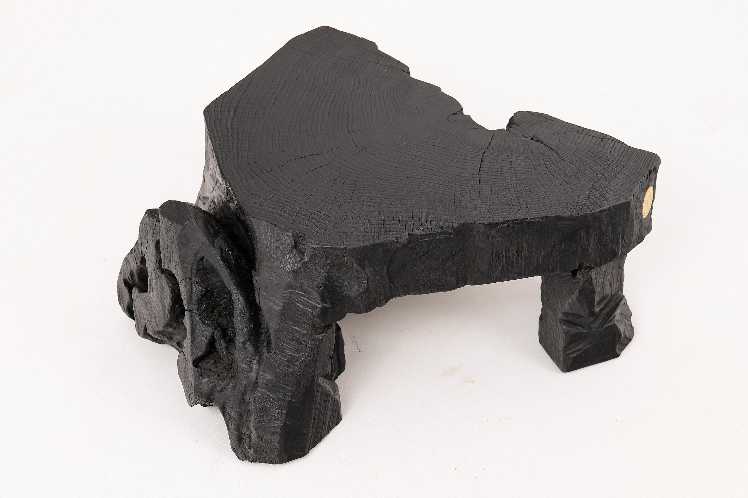 Mesa Auxiliar Escultórica Rústica, Taburete, Madera de Roble Negro Quemado, Única, Muebles de Madera en venta 4