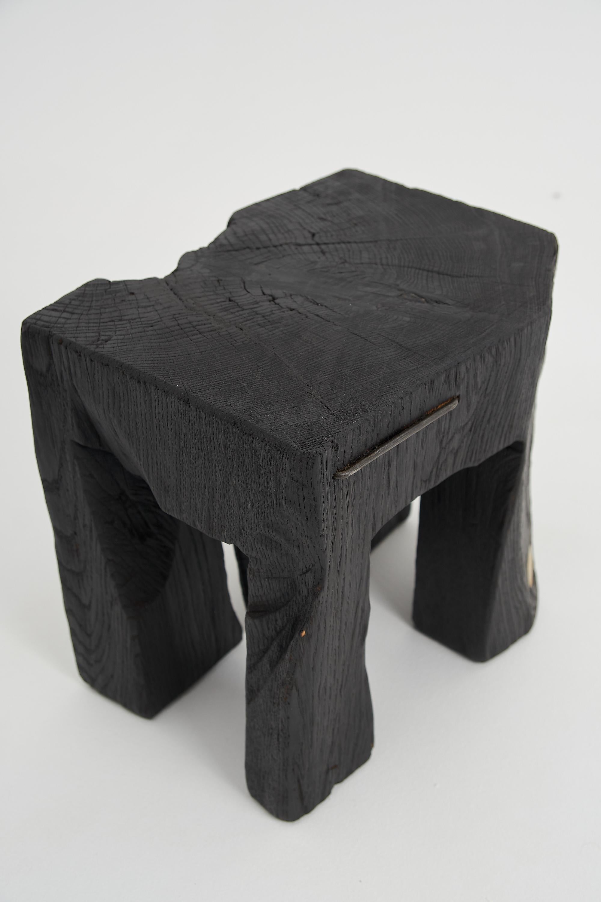 Mesa Auxiliar Escultórica Rústica, Taburete, Madera de Roble Negro Quemado, Única, Muebles de Madera en venta 5