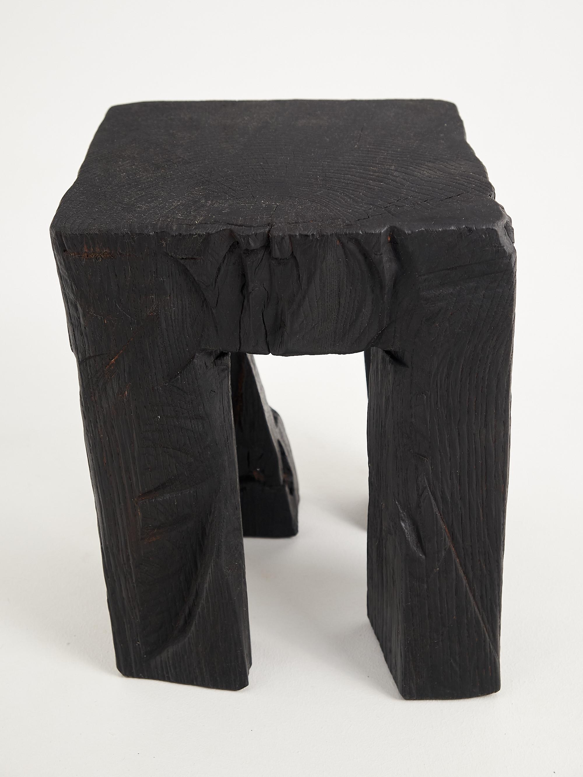 Mesa Auxiliar Escultórica Rústica, Taburete, Madera de Roble Negro Quemado, Única, Muebles de Madera en venta 5
