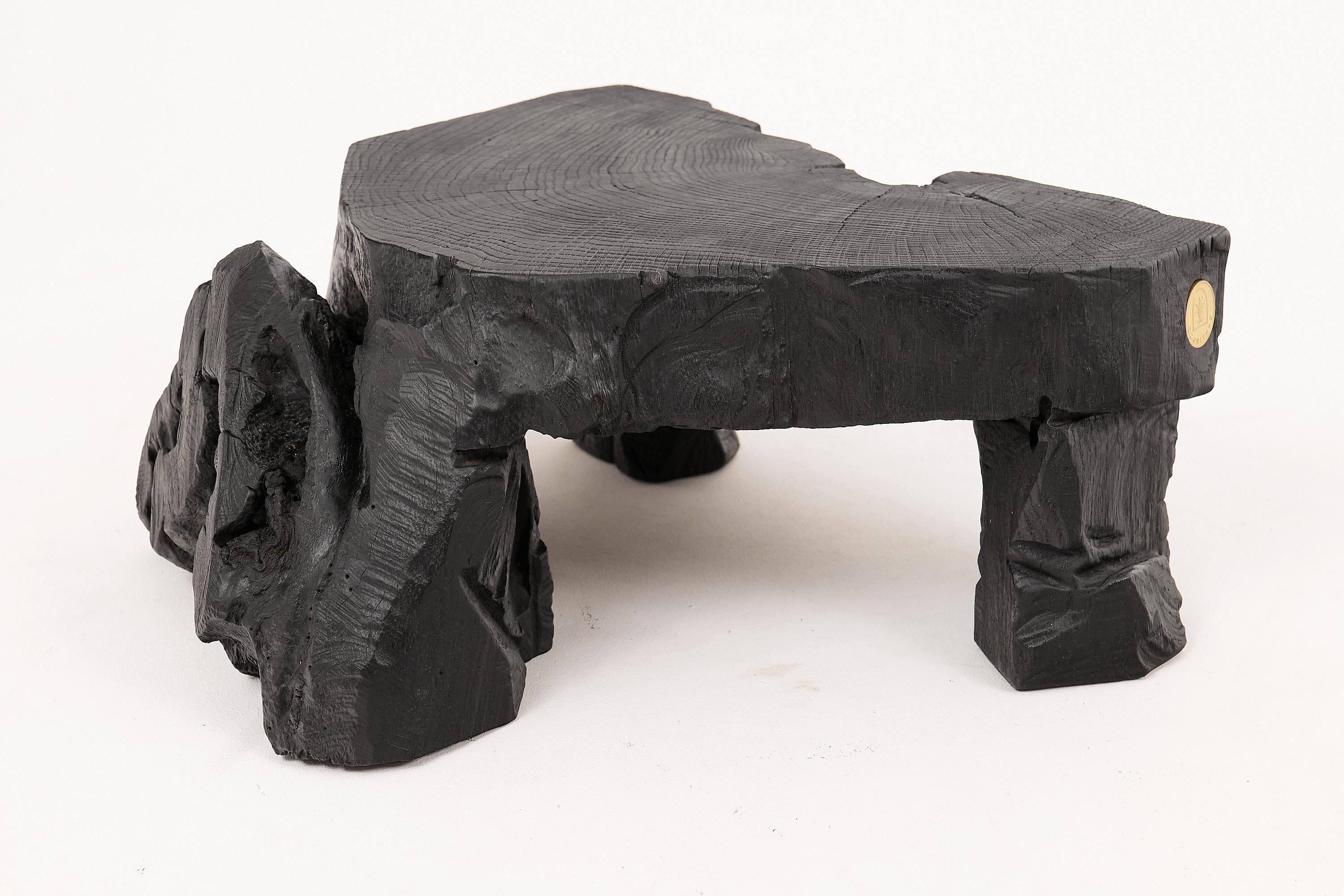 Mesa Auxiliar Escultórica Rústica, Taburete, Madera de Roble Negro Quemado, Única, Muebles de Madera en venta 5