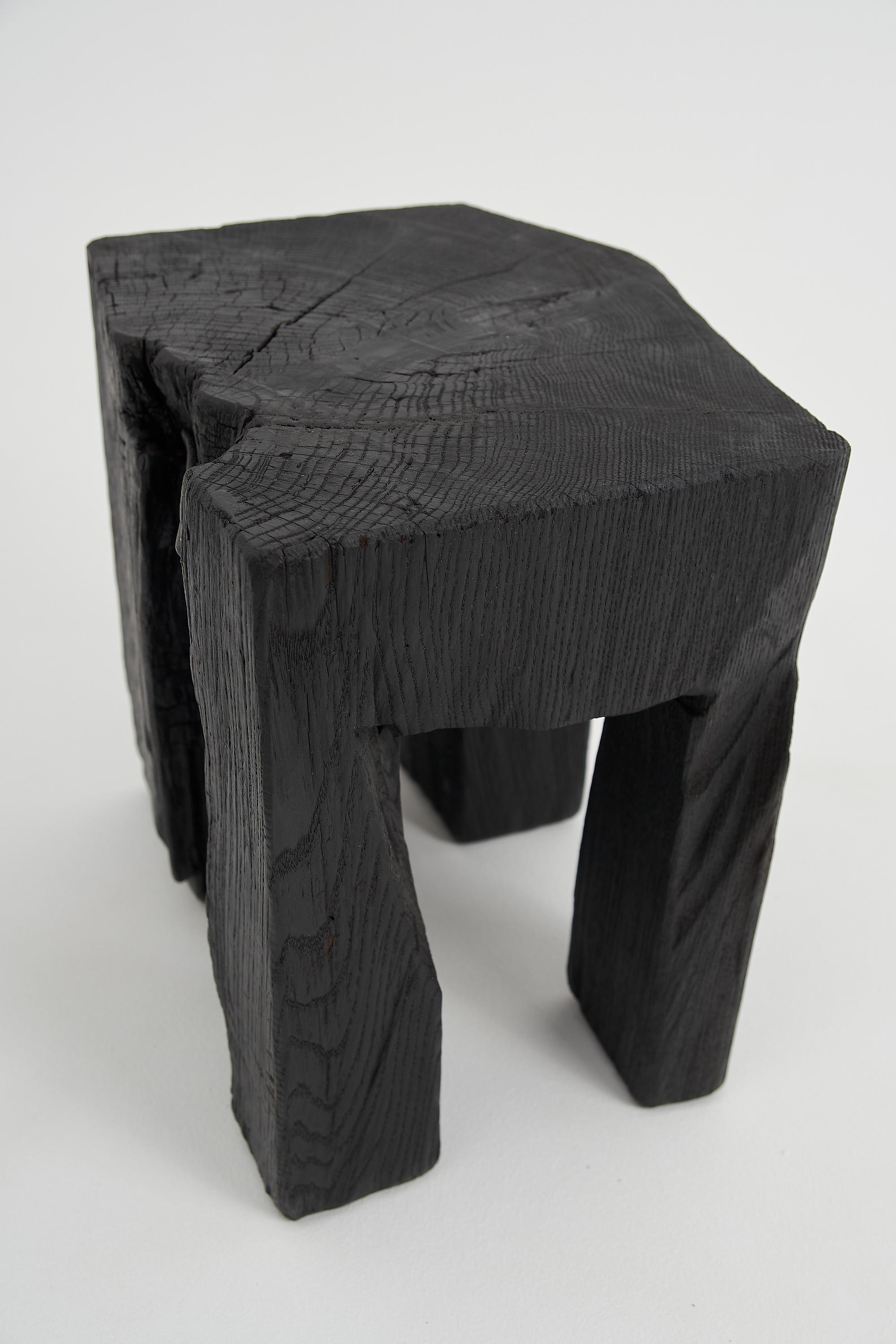 Mesa Auxiliar Escultórica Rústica, Taburete, Madera de Roble Negro Quemado, Única, Muebles de Madera en venta 6