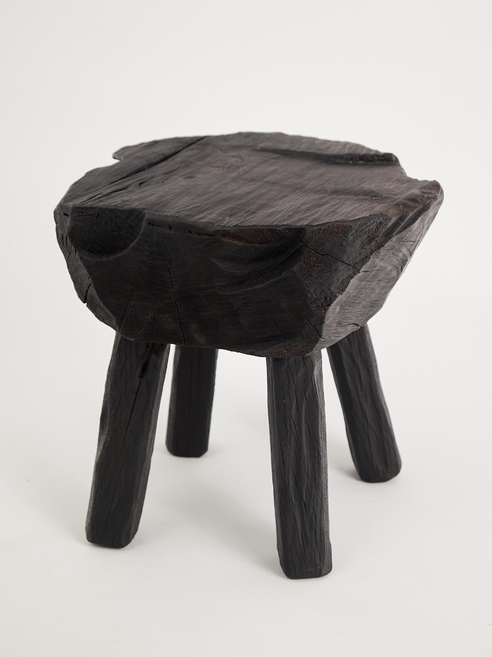 Table d'appoint rustique sculpturale, tabouret, bois noir brûlé, unique, Logniture en vente 5