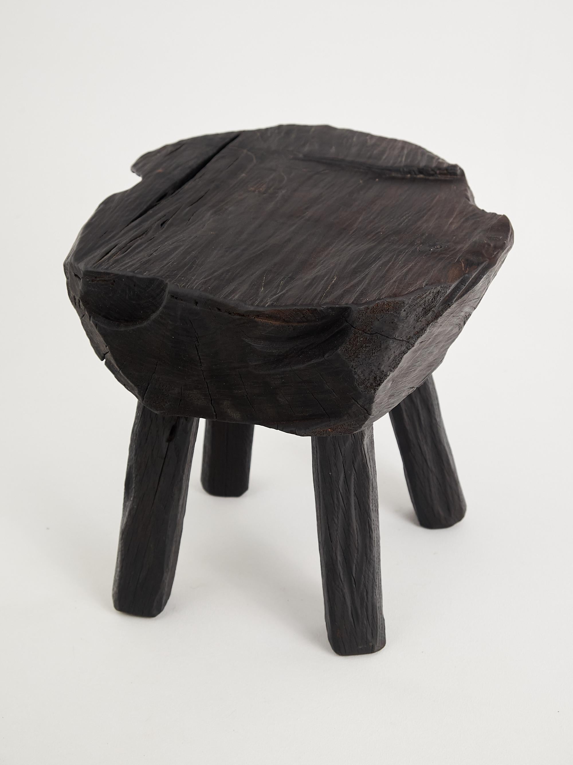 Table d'appoint rustique sculpturale, tabouret, bois noir brûlé, unique, Logniture en vente 6