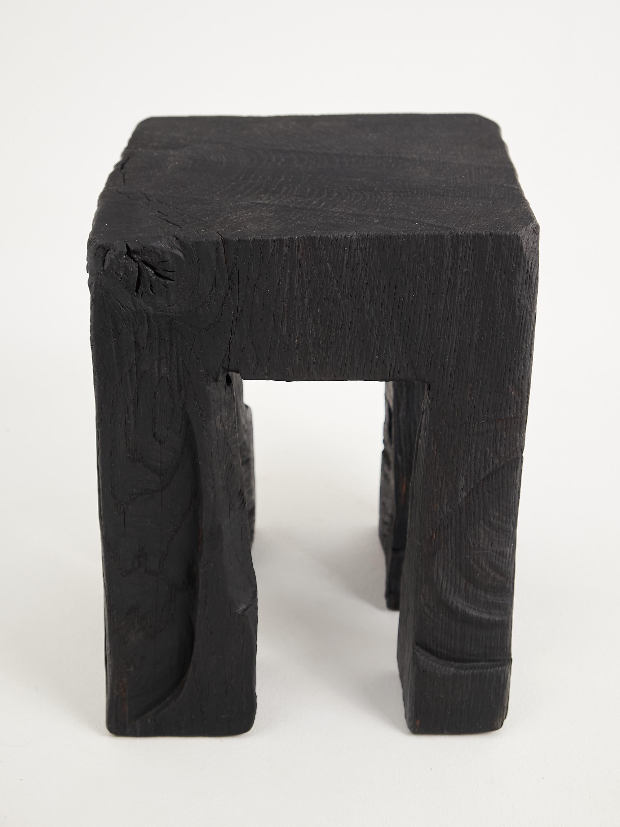 Mesa Auxiliar Escultórica Rústica, Taburete, Madera de Roble Negro Quemado, Única, Muebles de Madera en venta 7