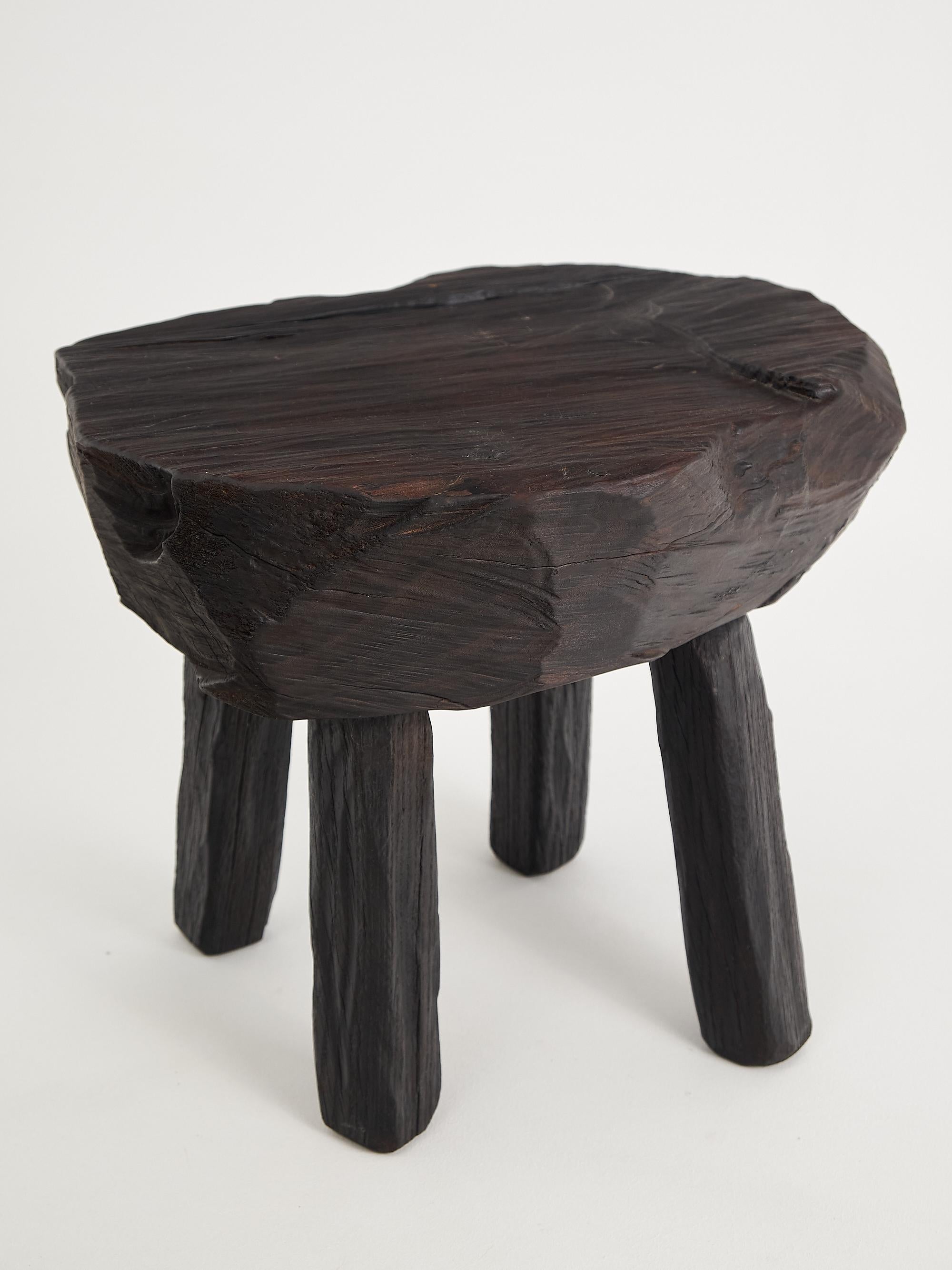Table d'appoint rustique sculpturale, tabouret, bois noir brûlé, unique, Logniture en vente 7