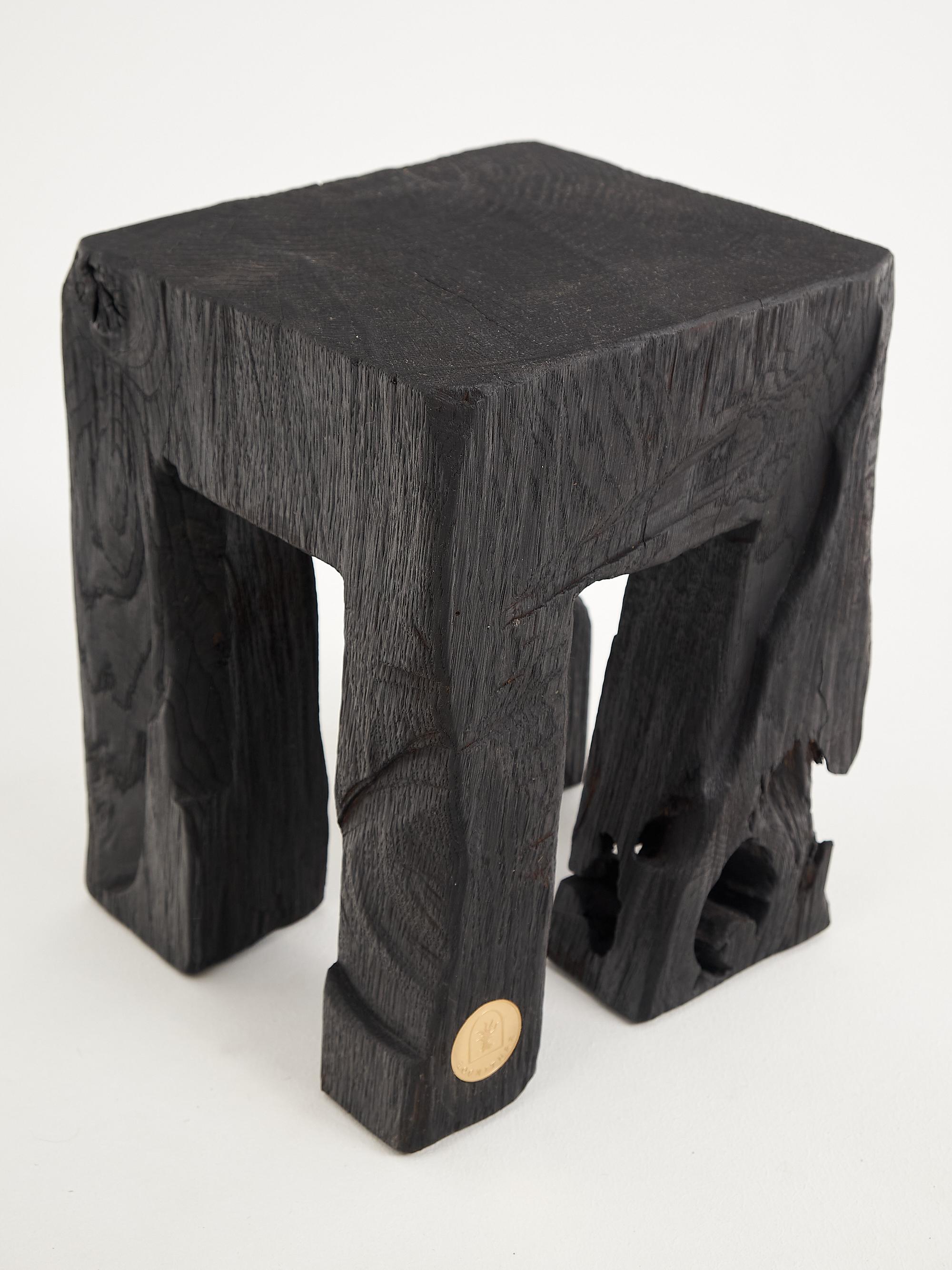 Mesa Auxiliar Escultórica Rústica, Taburete, Madera de Roble Negro Quemado, Única, Muebles de Madera en venta 8