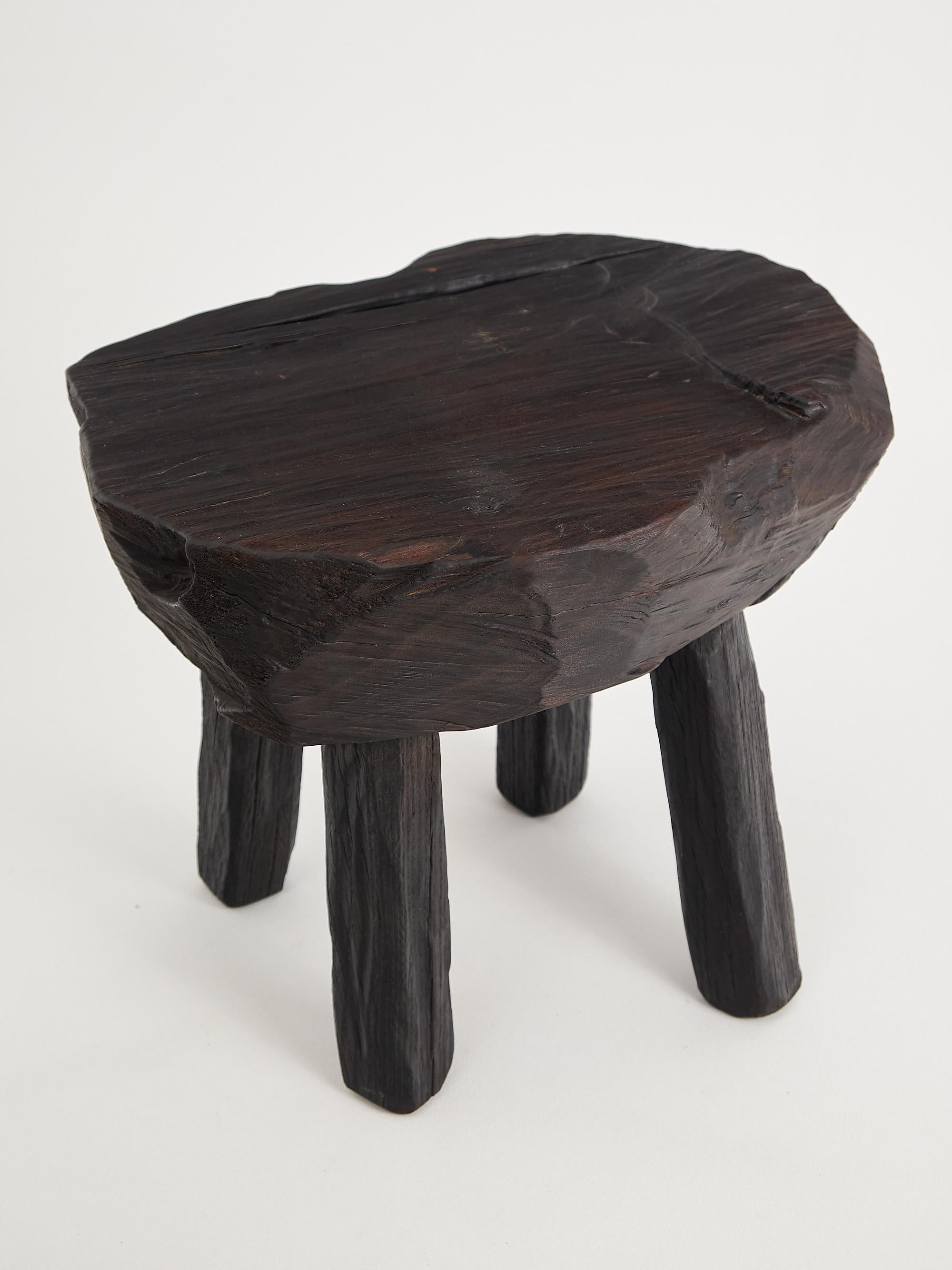 Table d'appoint rustique sculpturale, tabouret, bois noir brûlé, unique, Logniture en vente 8