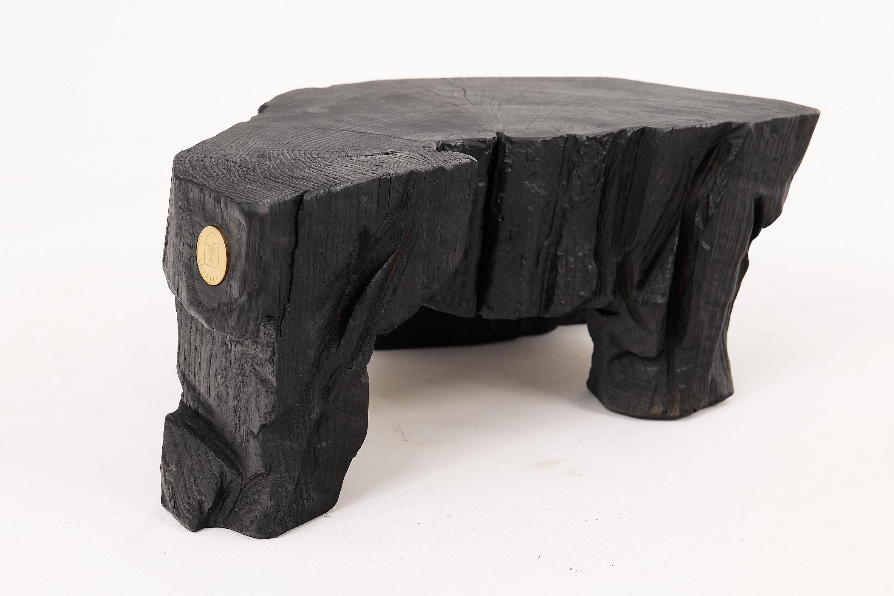 Mesa Auxiliar Escultórica Rústica, Taburete, Madera de Roble Negro Quemado, Única, Muebles de Madera en venta 9