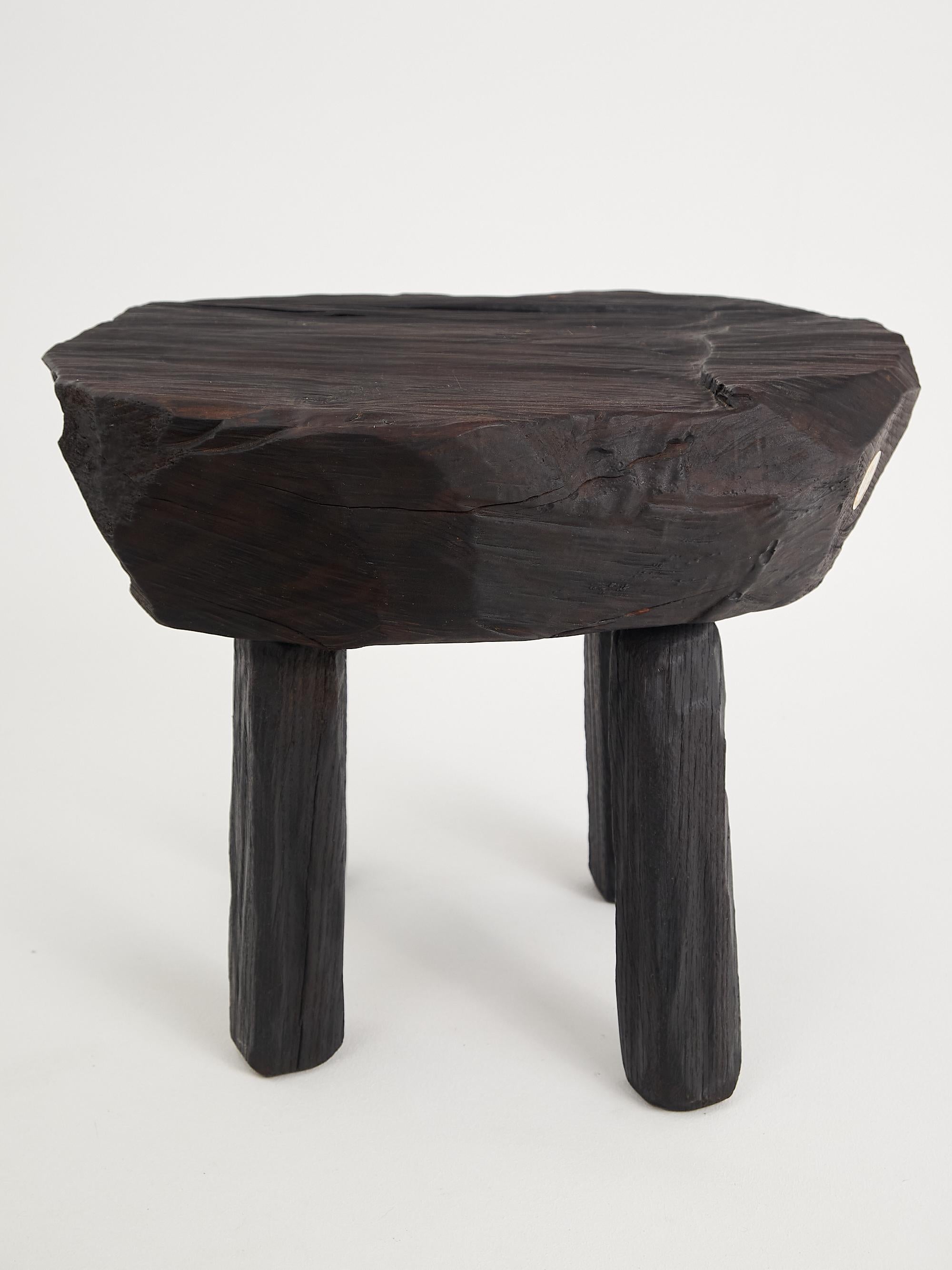 Table/tabouret d'appoint sculpté à la tronçonneuse. Fabriqué à partir de bois brûlé  et protégés par des huiles de la plus haute qualité, ce qui garantit leur durabilité pendant des générations. Un tel design unique fait à la main mettra en valeur