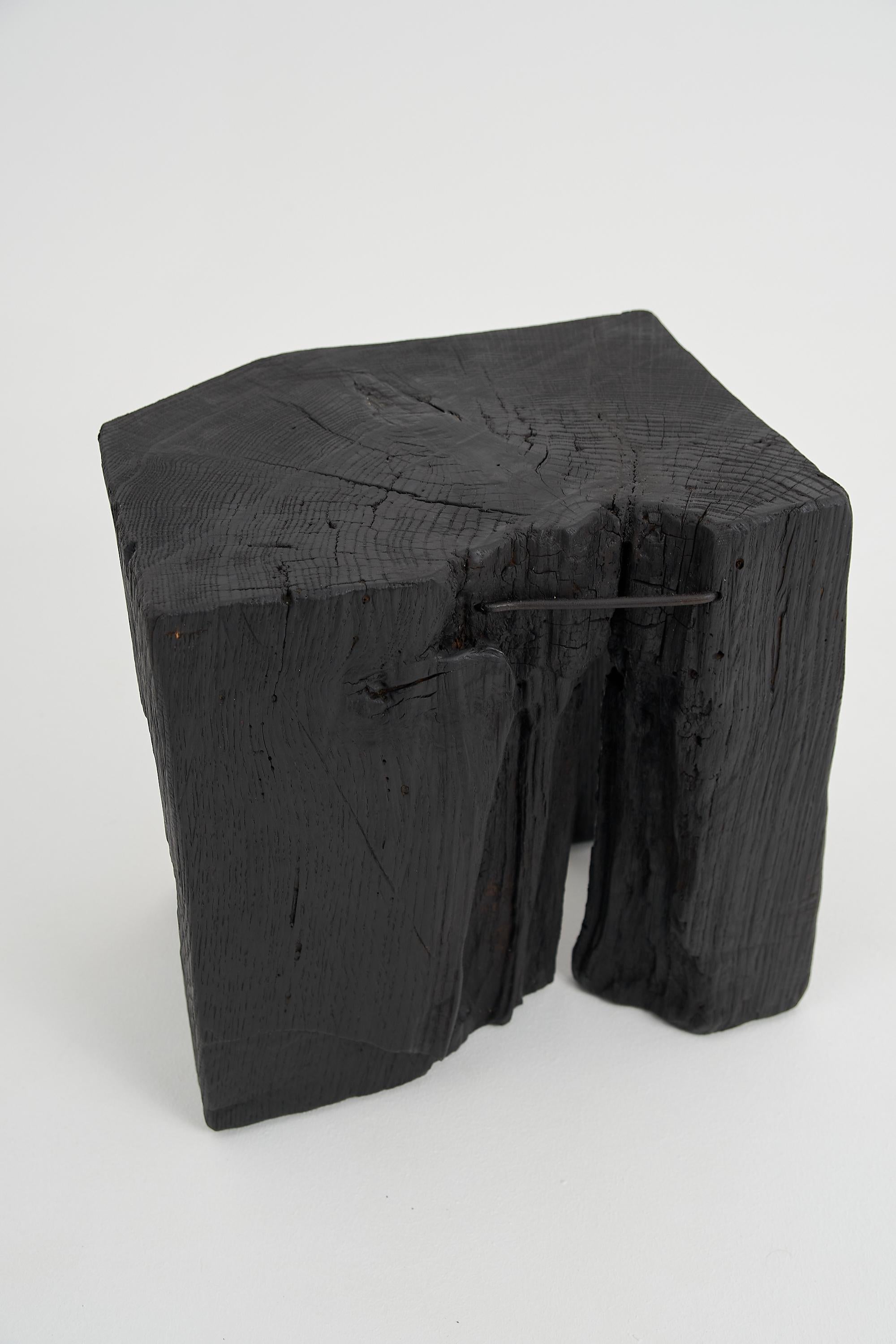 Mesa Auxiliar Escultórica Rústica, Taburete, Madera de Roble Negro Quemado, Única, Muebles de Madera Brutalista en venta