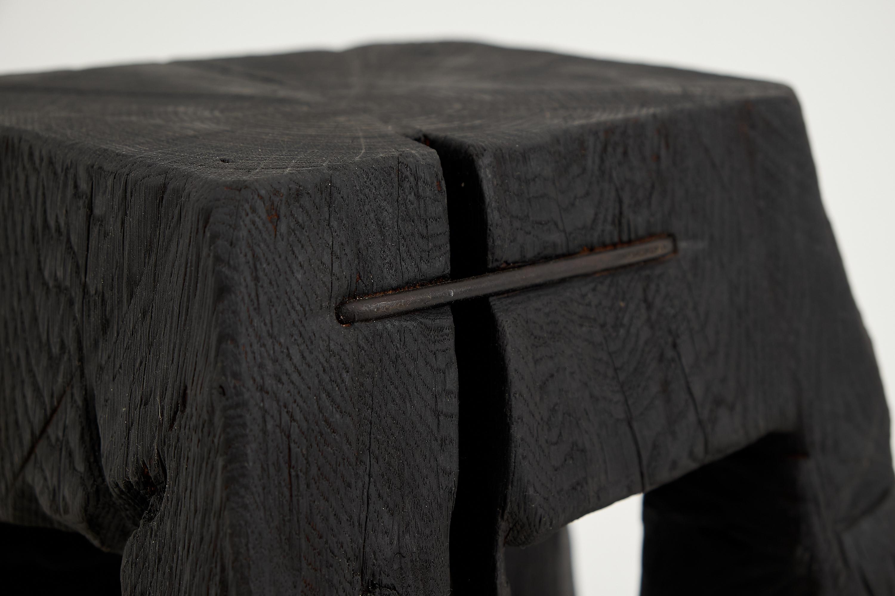 Mesa Auxiliar Escultórica Rústica, Taburete, Madera de Roble Negro Quemado, Única, Muebles de Madera Brutalista en venta
