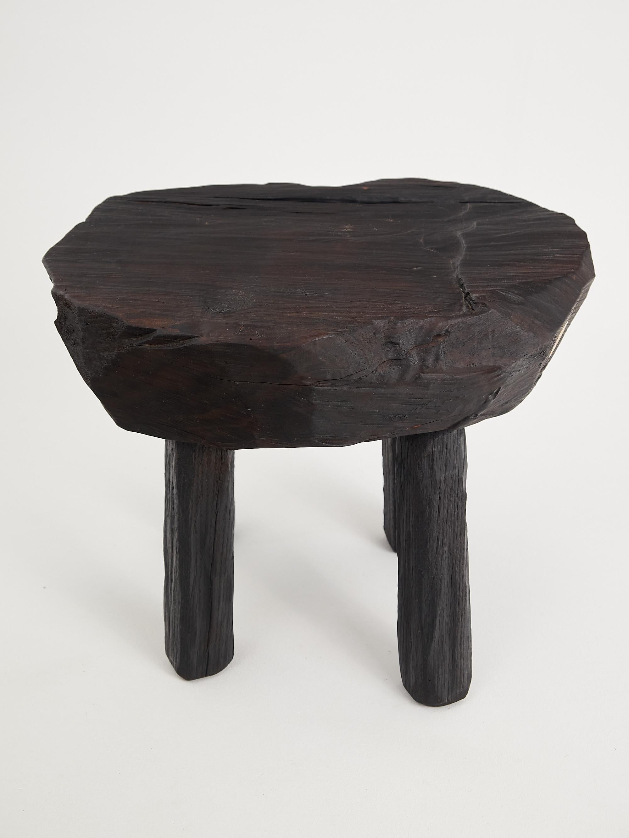 Brutalisme Table d'appoint rustique sculpturale, tabouret, bois noir brûlé, unique, Logniture en vente