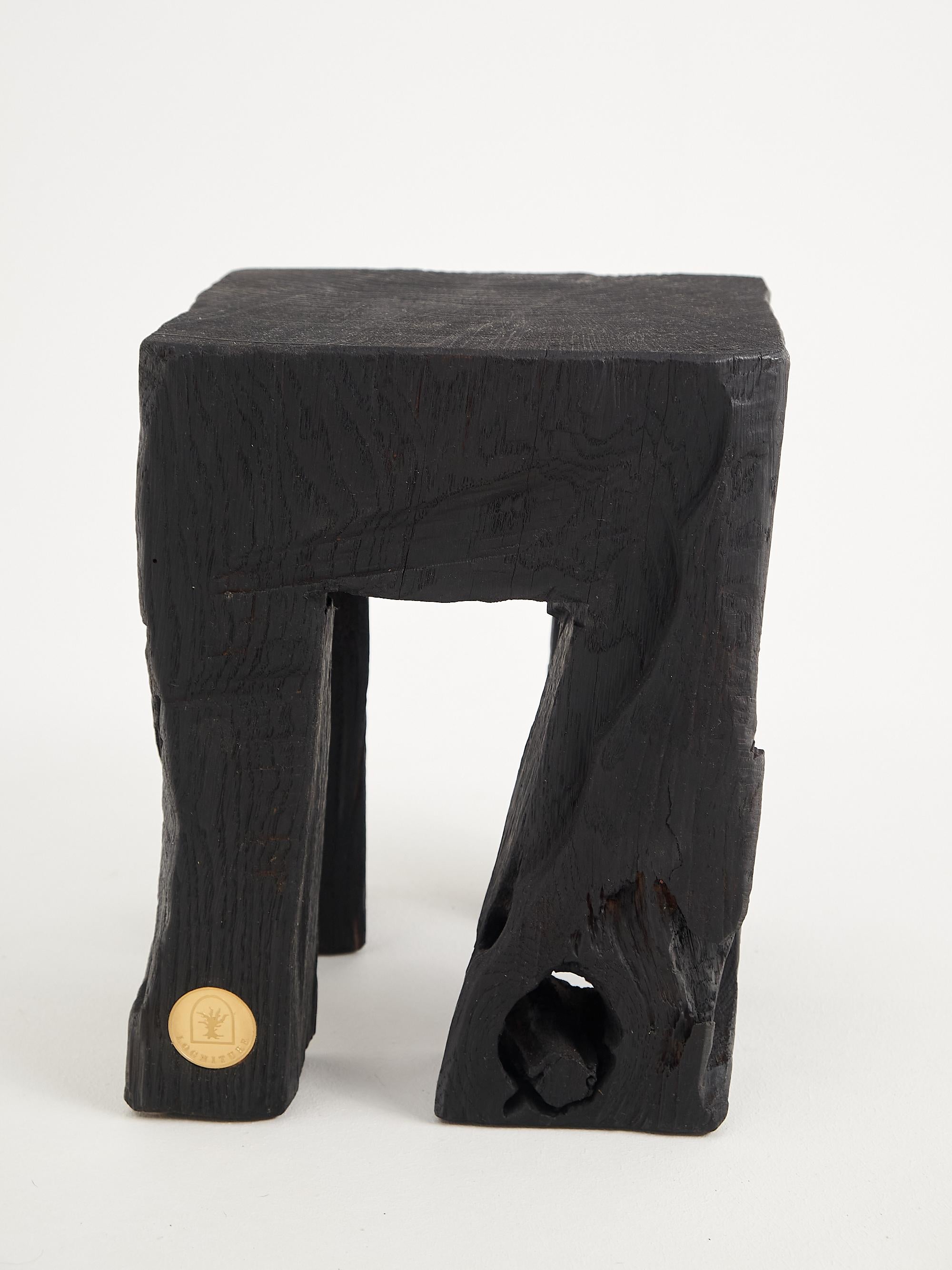 Mesa Auxiliar Escultórica Rústica, Taburete, Madera de Roble Negro Quemado, Única, Muebles de Madera Brutalista en venta