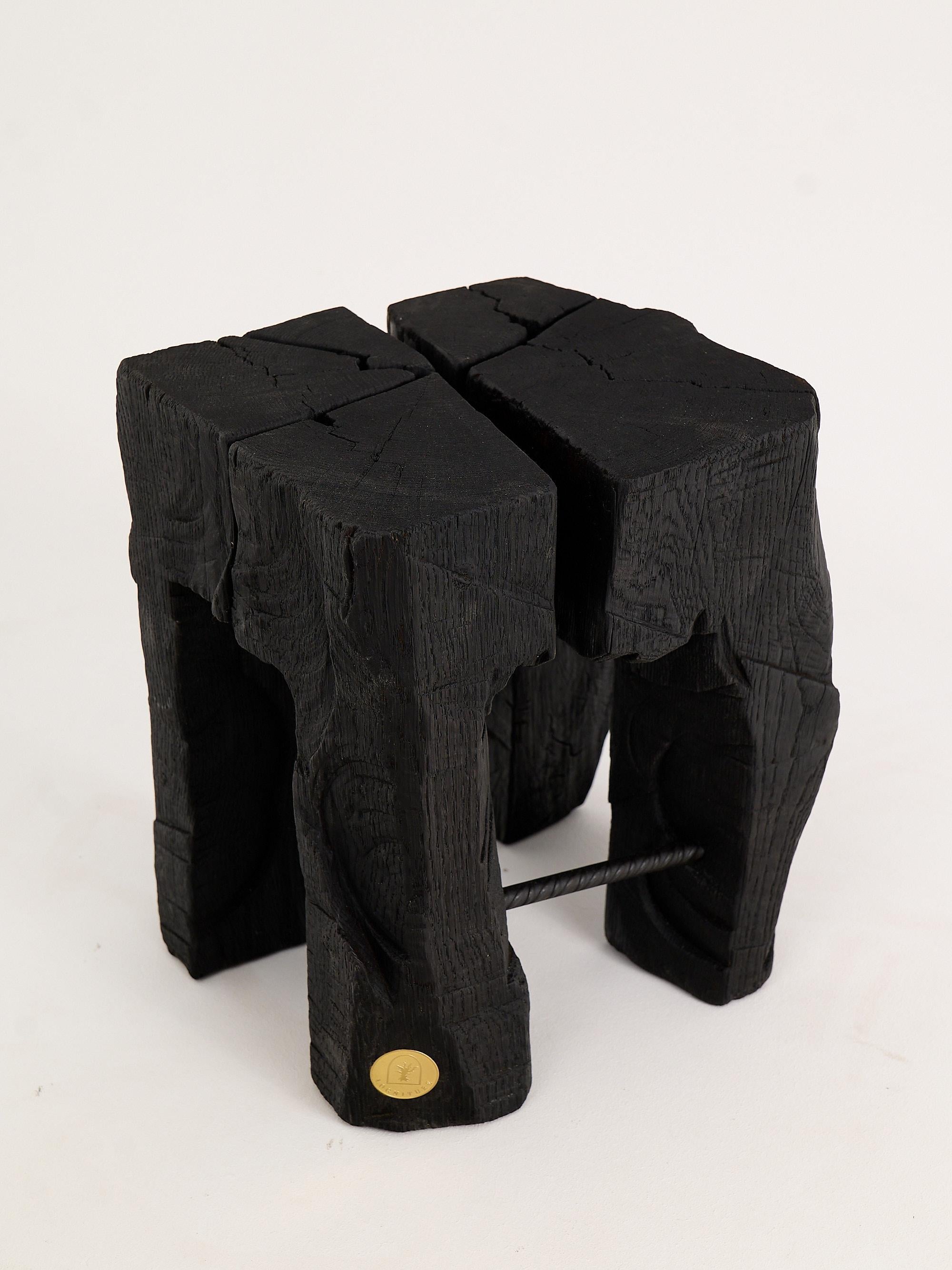 Brutalisme Table d'appoint rustique sculpturale, tabouret, bois de Oak Oak noir brûlé, unique, Logniture en vente
