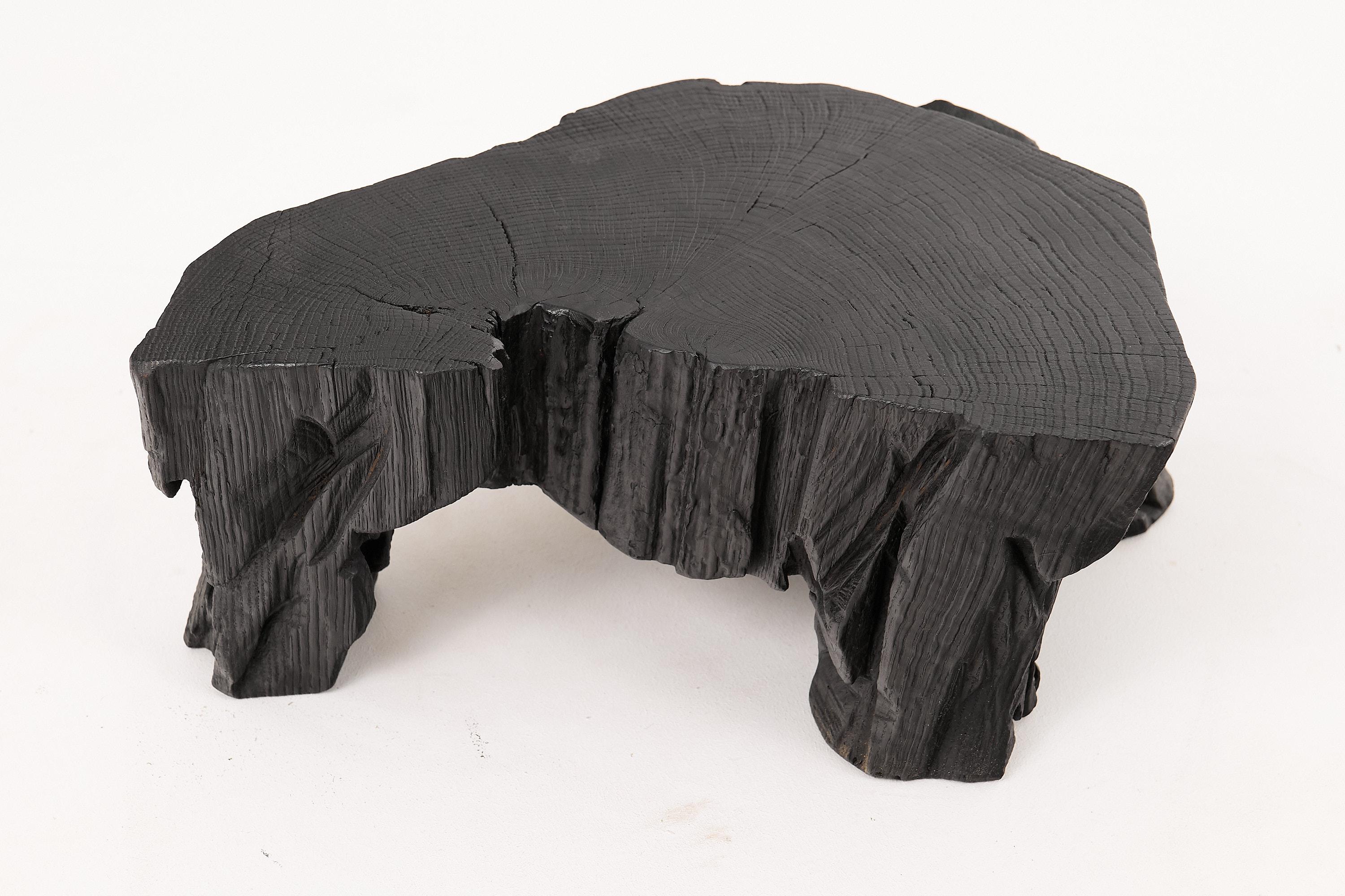Mesa Auxiliar Escultórica Rústica, Taburete, Madera de Roble Negro Quemado, Única, Muebles de Madera Brutalista en venta