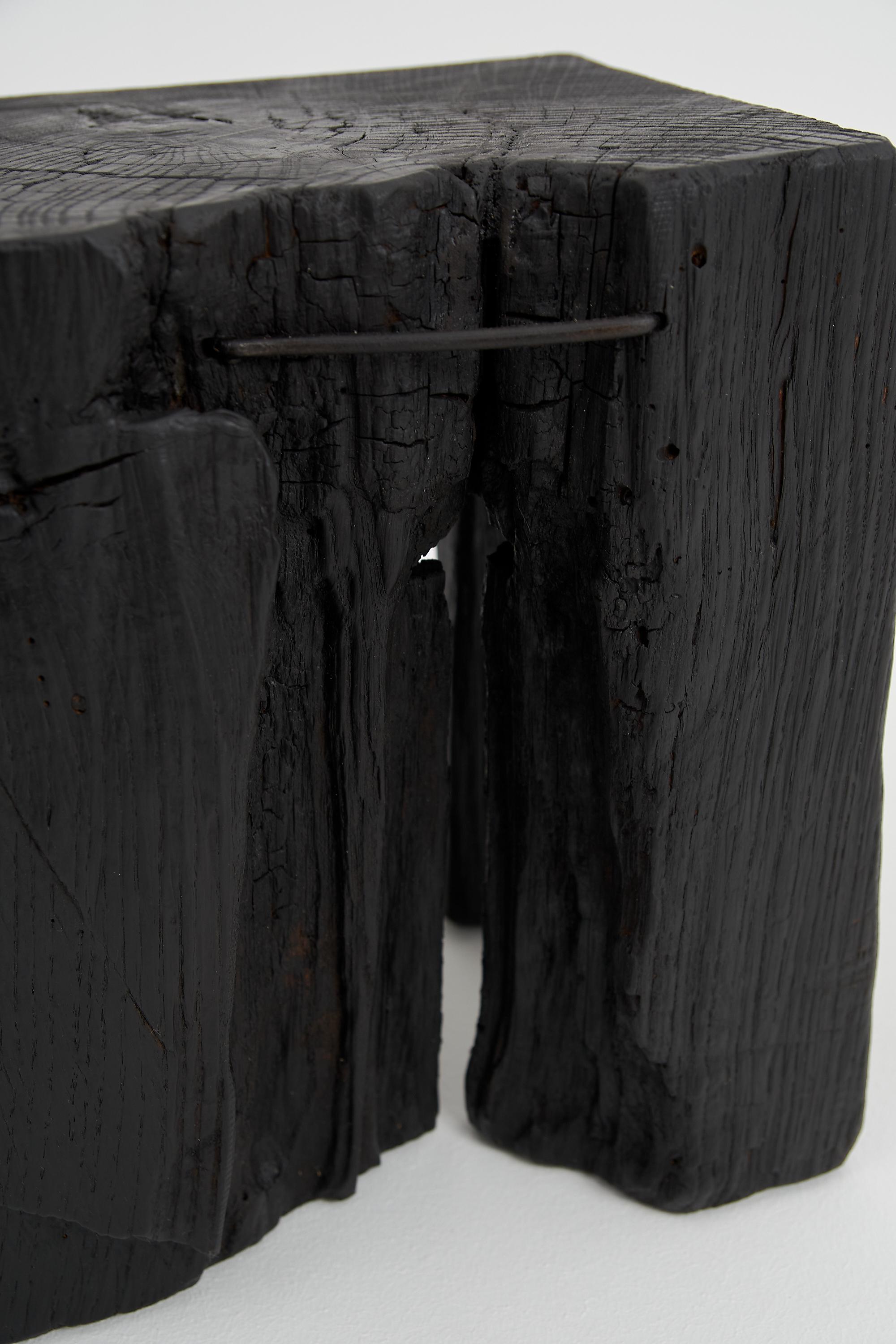 Mesa Auxiliar Escultórica Rústica, Taburete, Madera de Roble Negro Quemado, Única, Muebles de Madera Croata en venta