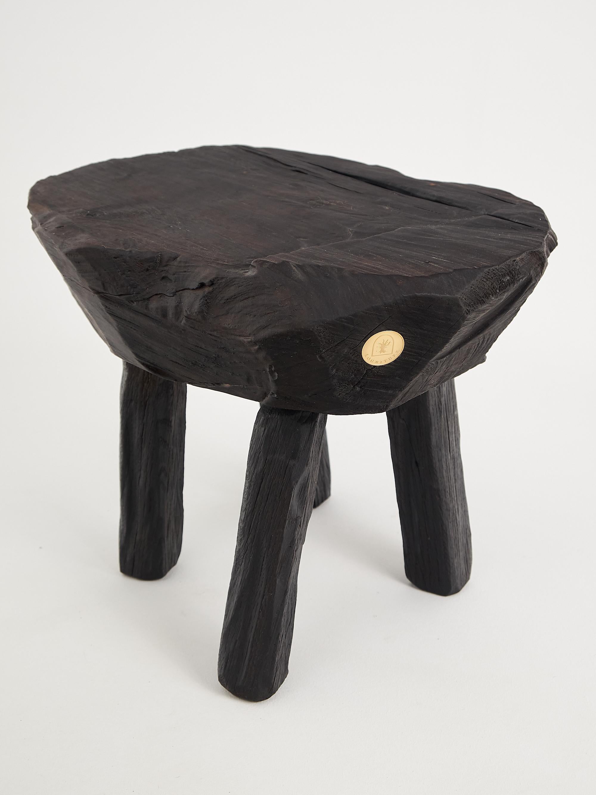 Croate Table d'appoint rustique sculpturale, tabouret, bois noir brûlé, unique, Logniture en vente