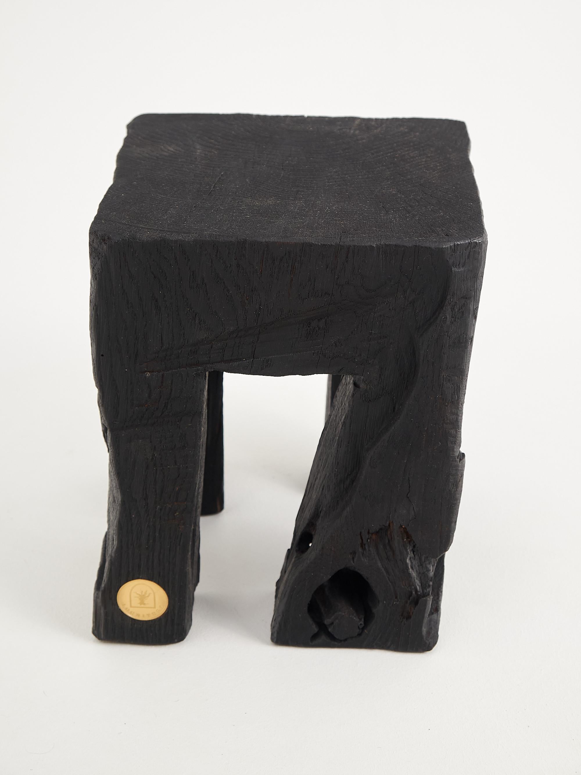 Mesa Auxiliar Escultórica Rústica, Taburete, Madera de Roble Negro Quemado, Única, Muebles de Madera Croata en venta