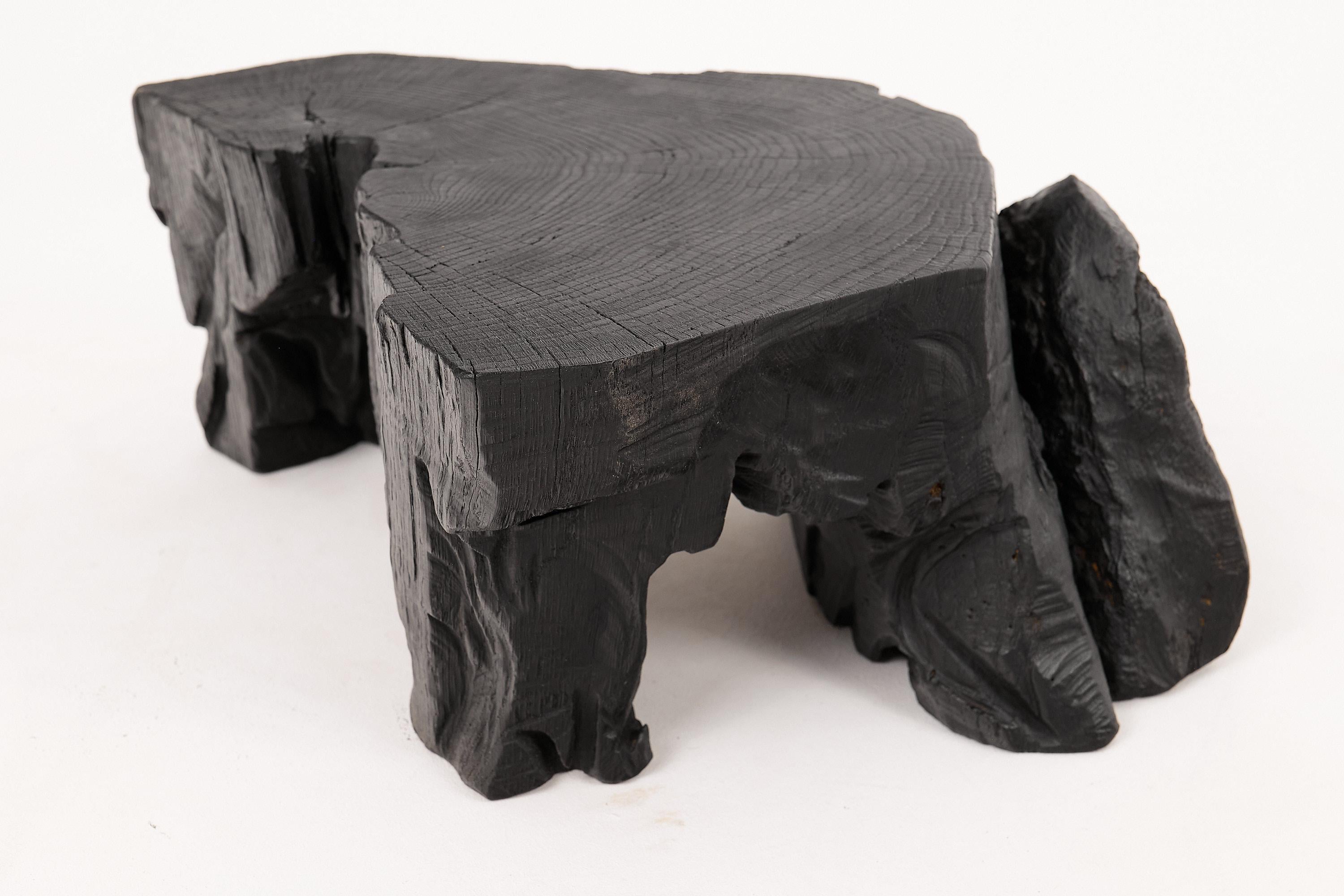 Mesa Auxiliar Escultórica Rústica, Taburete, Madera de Roble Negro Quemado, Única, Muebles de Madera Croata en venta