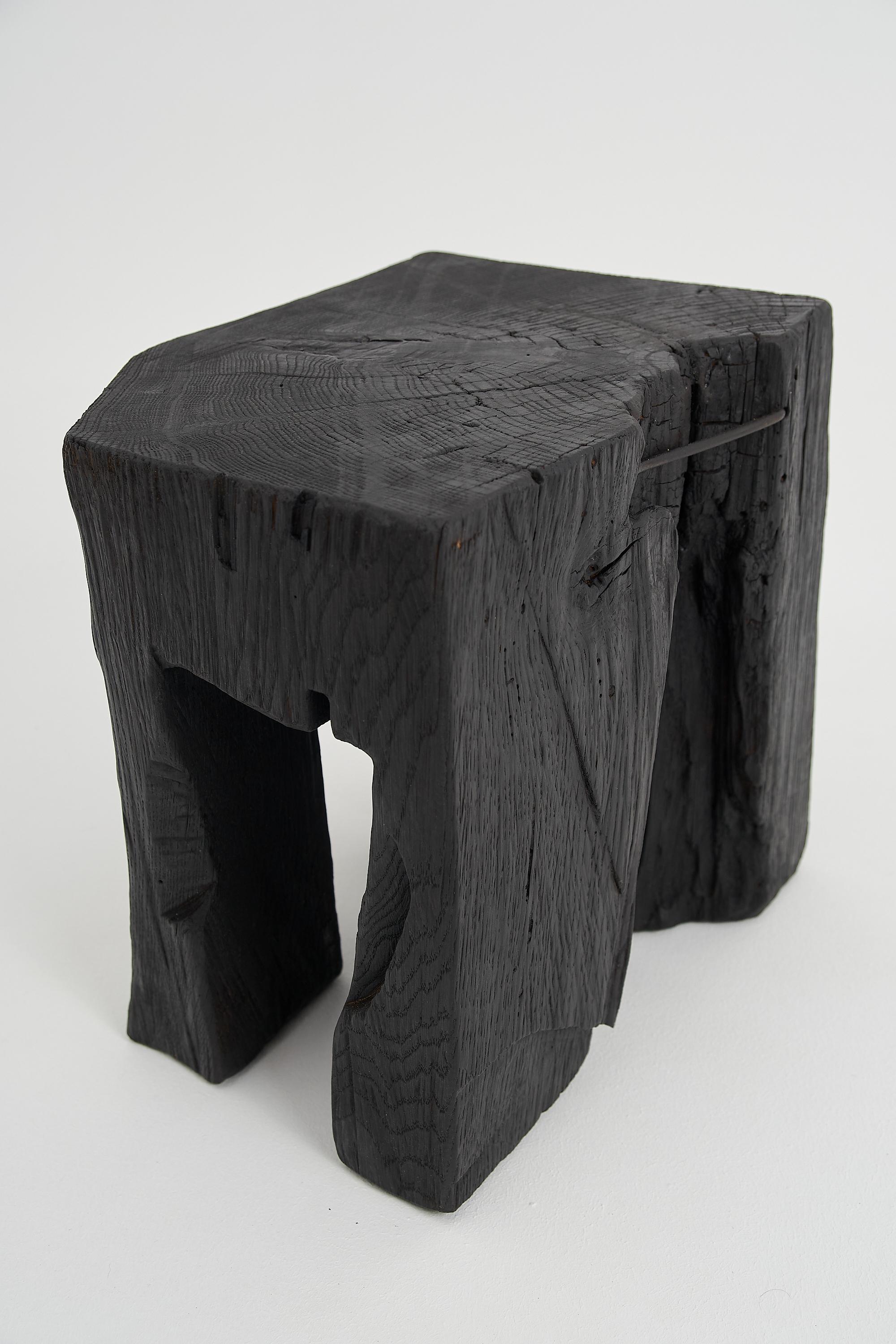 Mesa Auxiliar Escultórica Rústica, Taburete, Madera de Roble Negro Quemado, Única, Muebles de Madera Tallado en venta