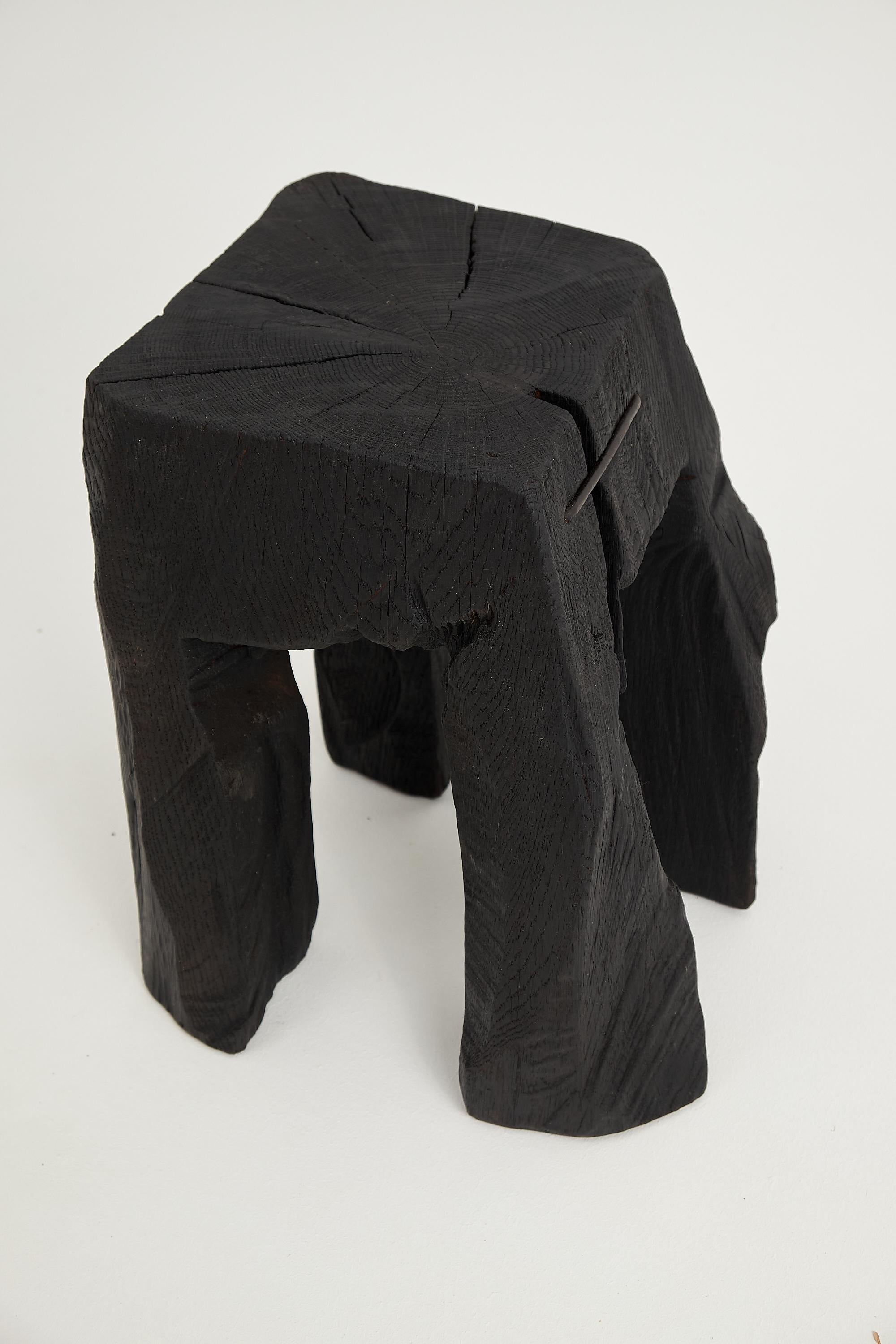 Mesa Auxiliar Escultórica Rústica, Taburete, Madera de Roble Negro Quemado, Única, Muebles de Madera Tallado en venta