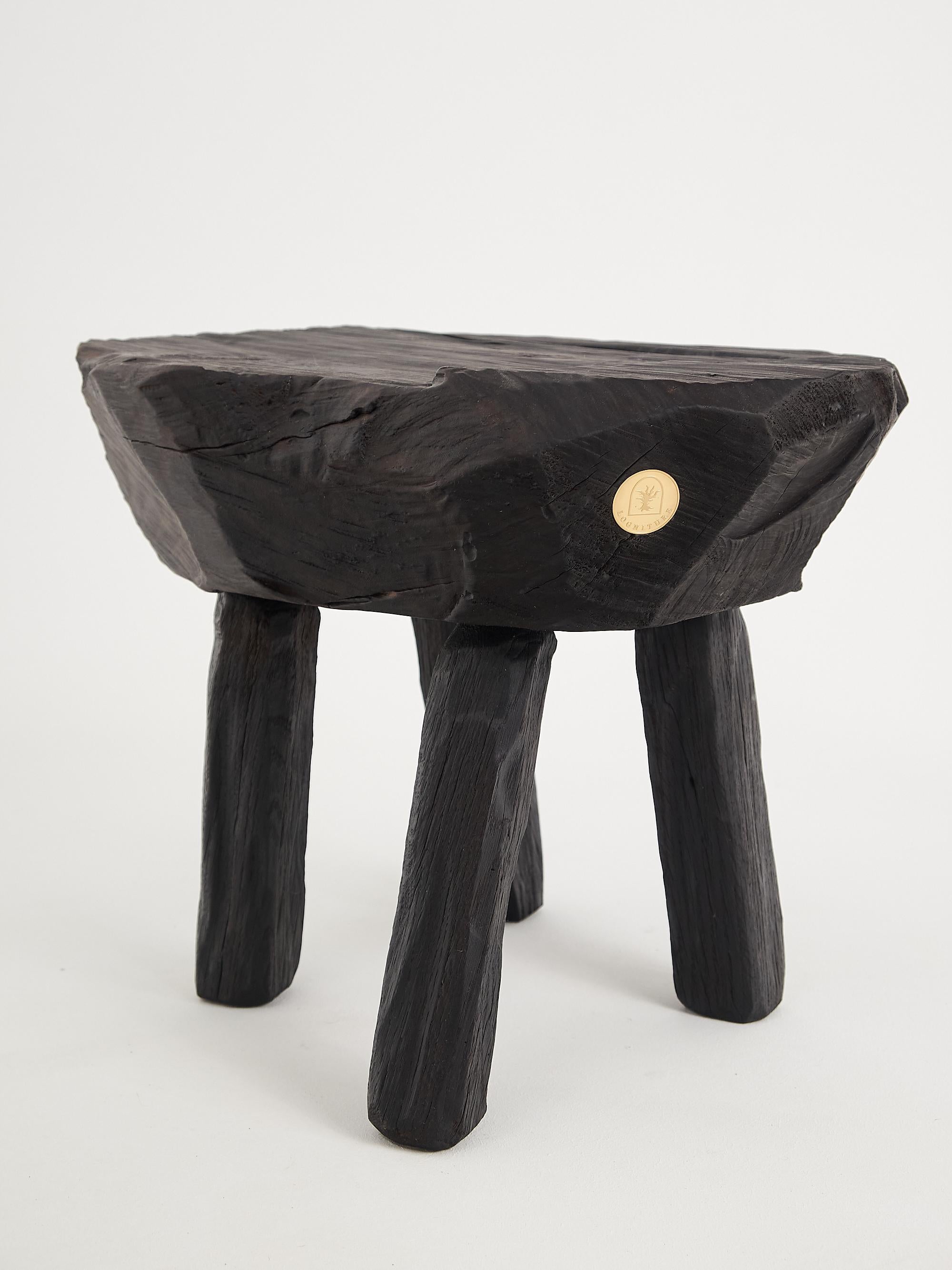 Sculpté Table d'appoint rustique sculpturale, tabouret, bois noir brûlé, unique, Logniture en vente
